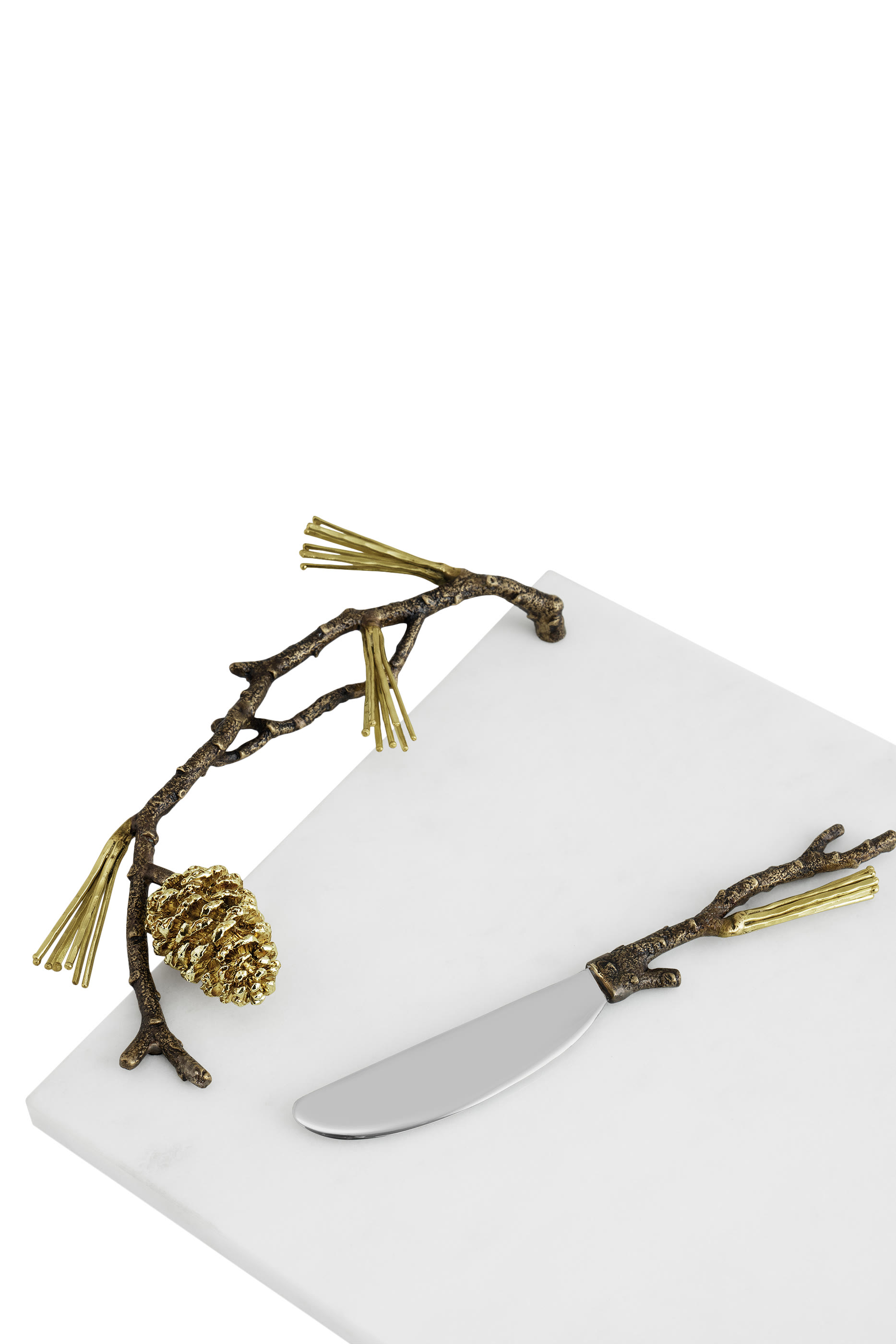 لوح جبن وسكين مزين بصنوبر