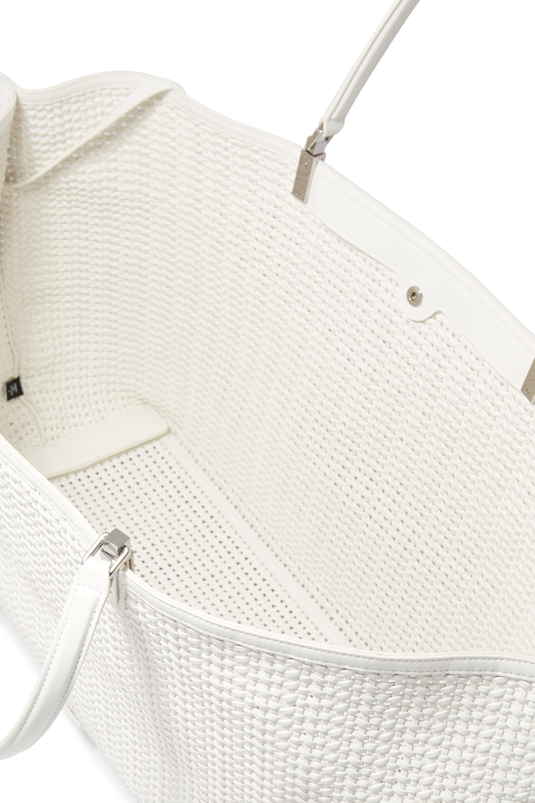 حقيبة يد مجدولة بشرابات