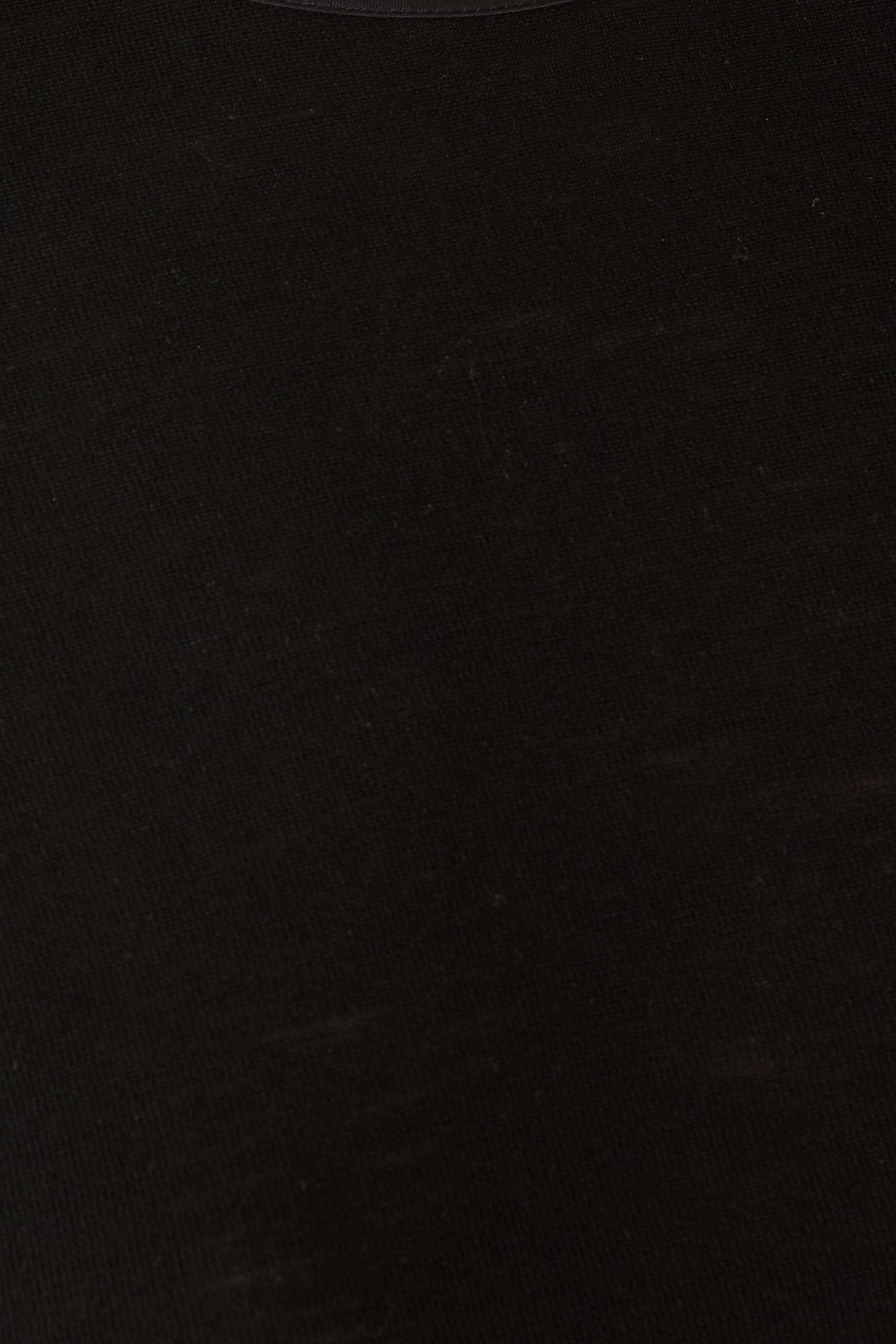 تيشيرت بأكمام بطول الكوع مزينة بحواف ساتان