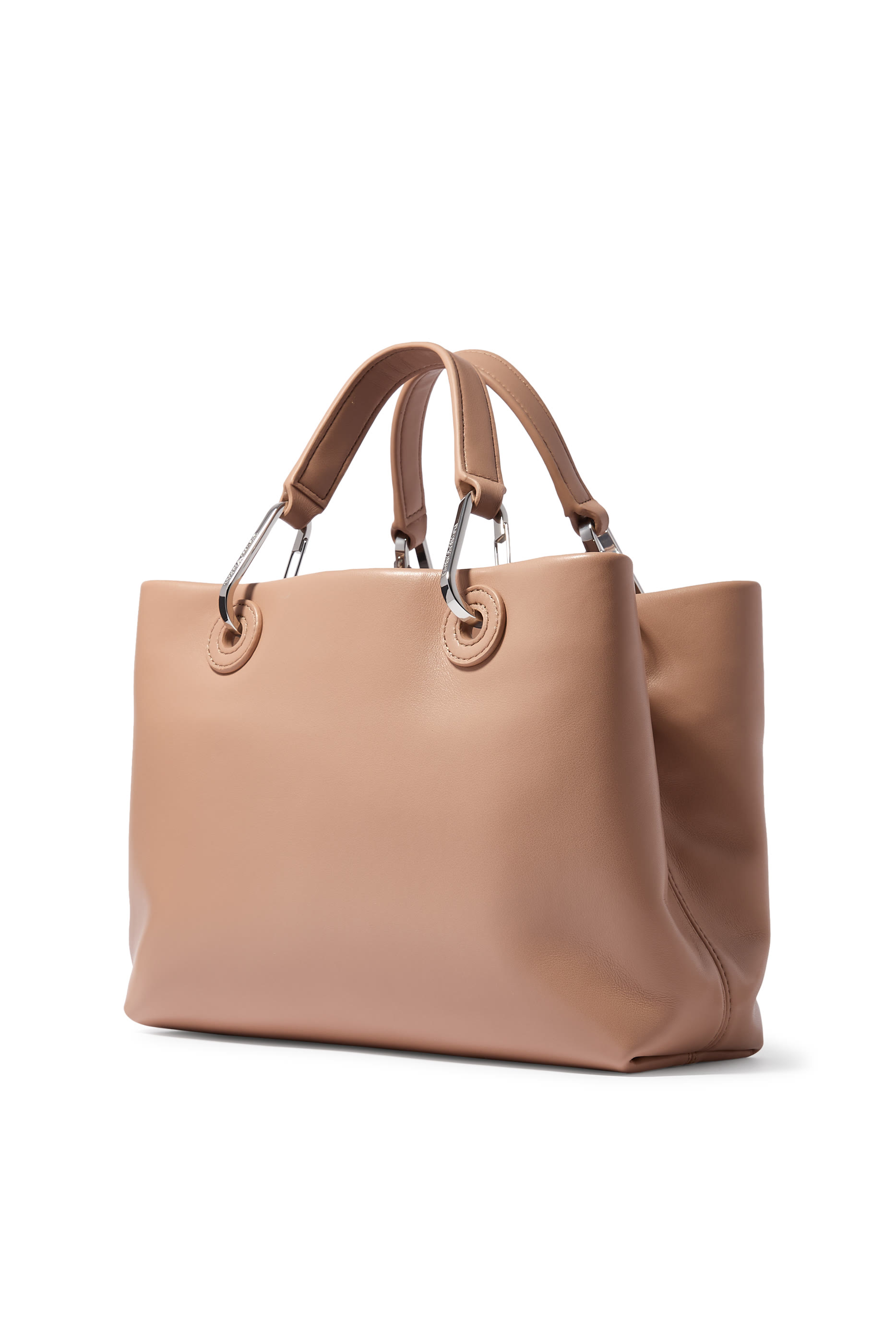 حقيبة يد بشعار الماركة