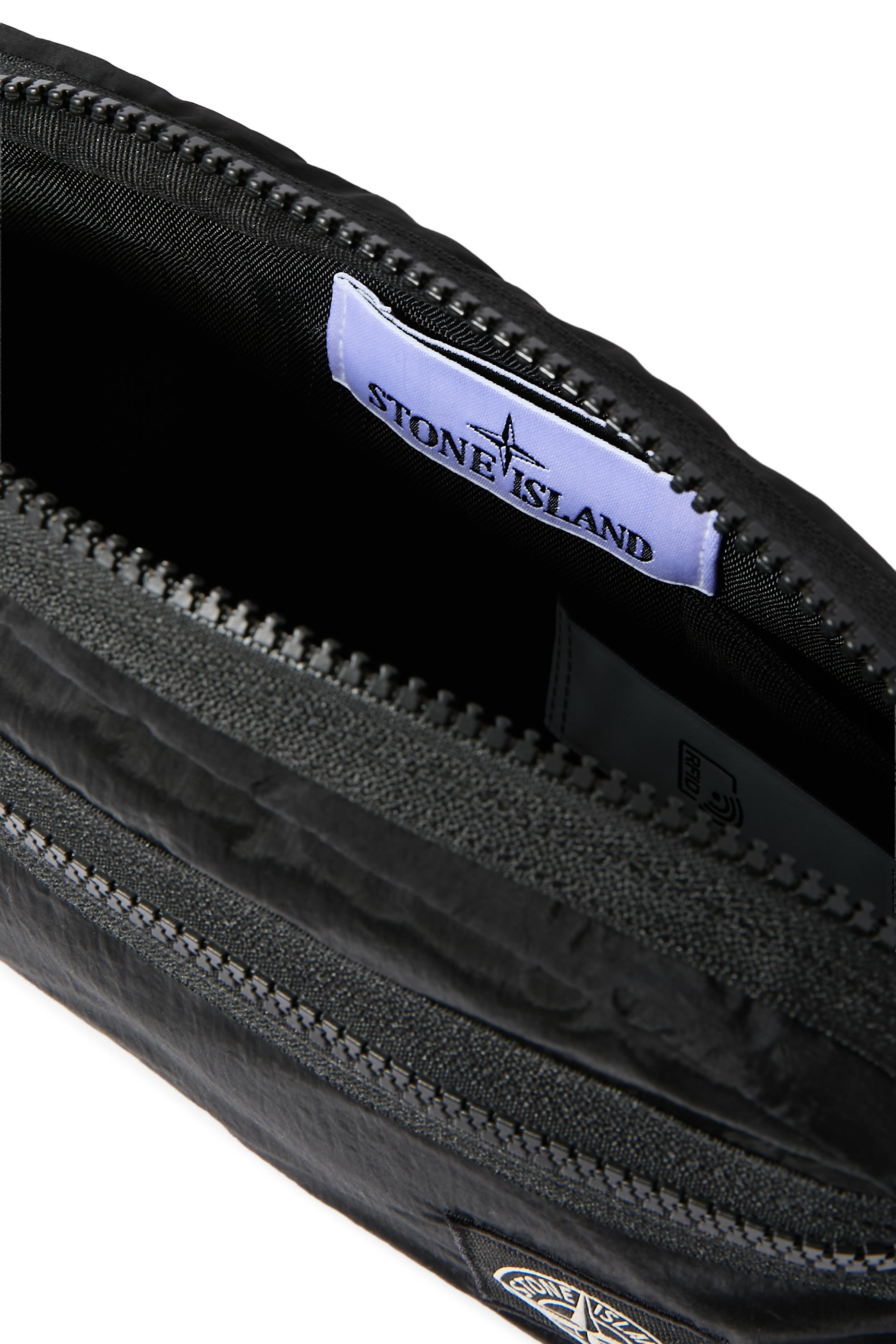 حقيبة صغيرة بشعار الماركة