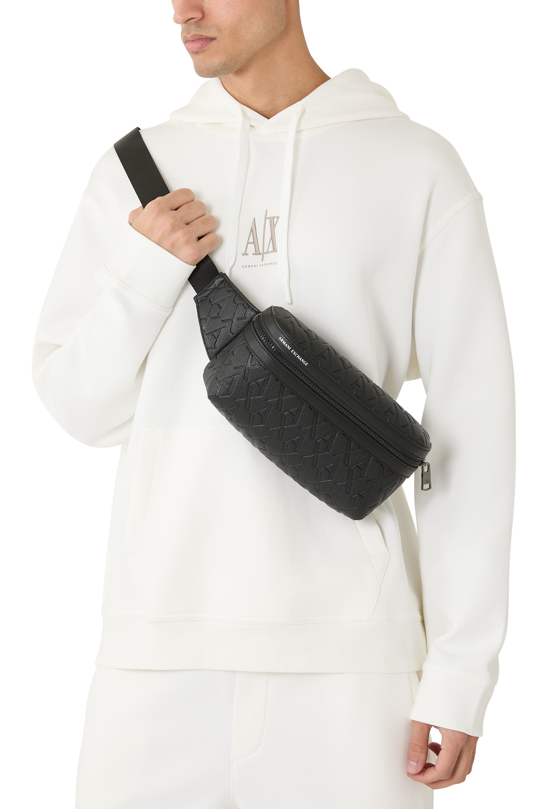 حقيبة بحزام وشعار الماركة بالكامل