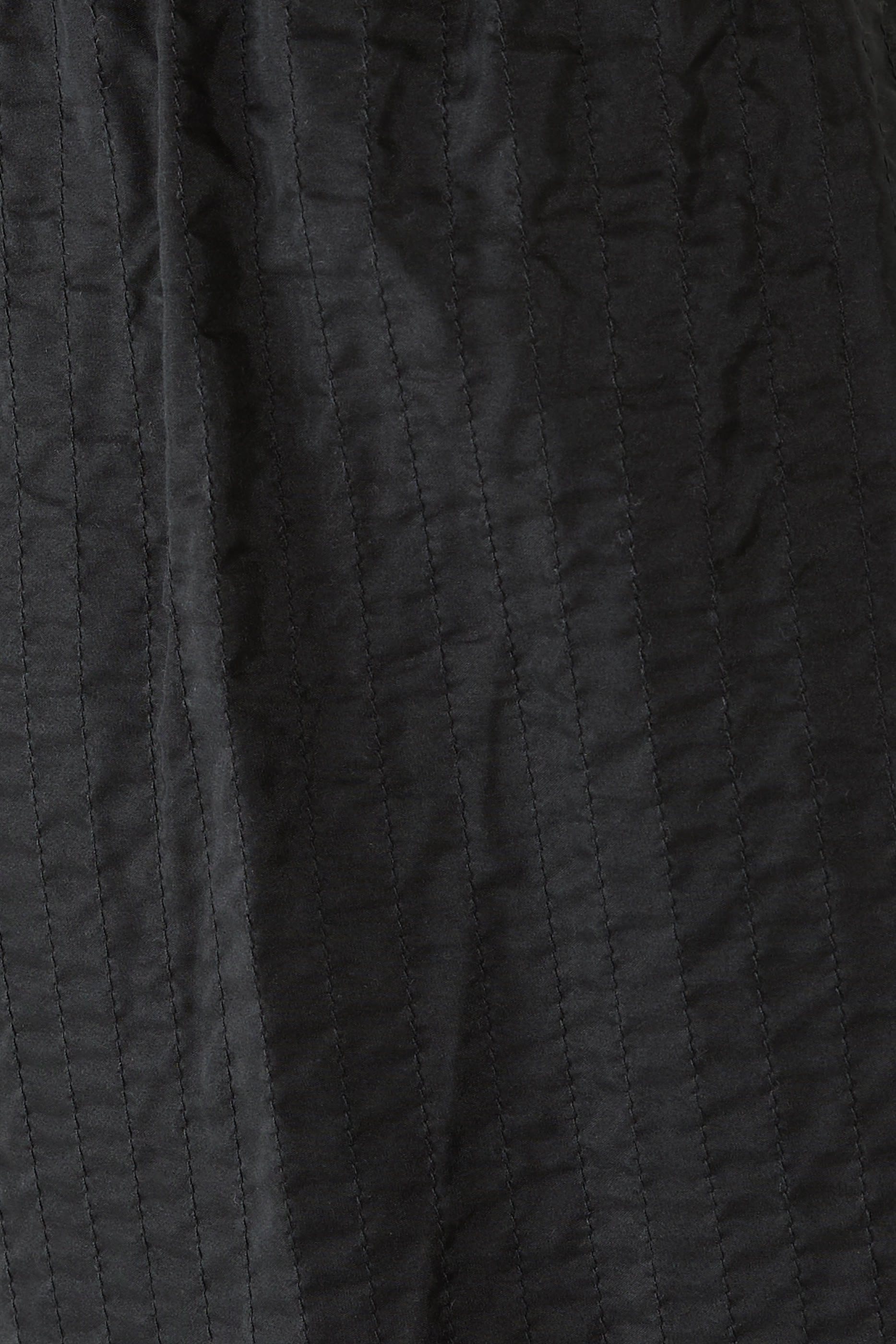 تنورة مبطنة بقصة واسعة نحو الأسفل حرير