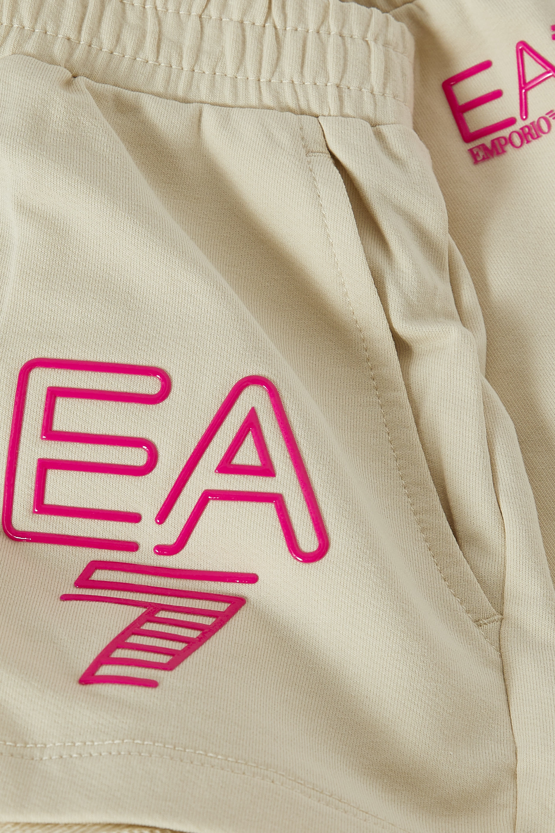 شورت بشعار الماركة للأطفال