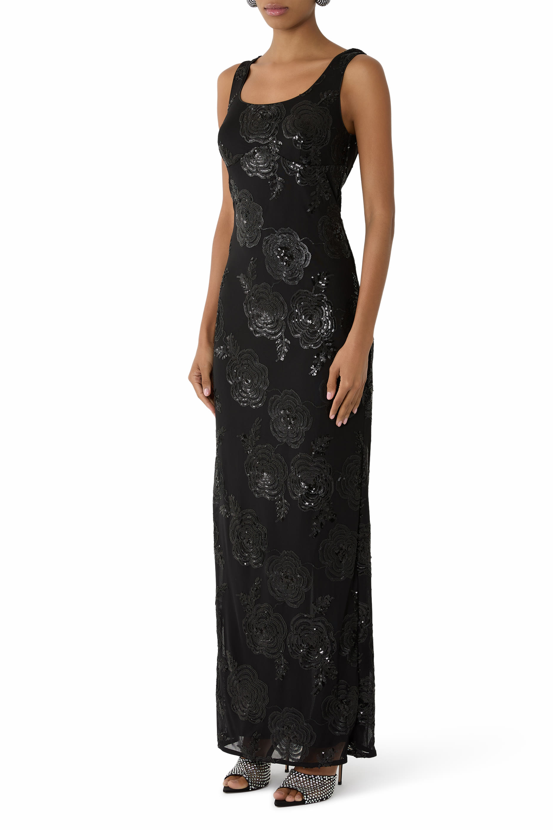 فستان بقصة ضيقة طويلة وترتر