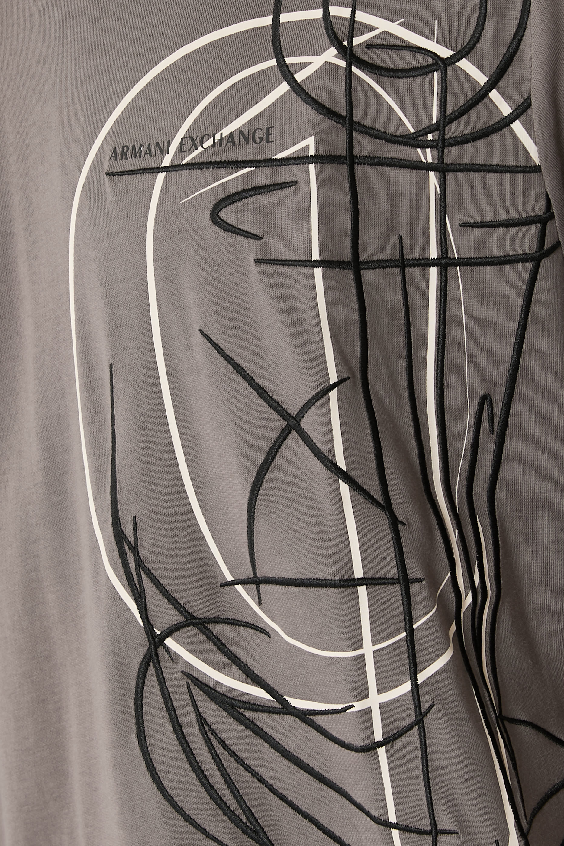 تيشيرت مزين بطبعة بشعار الماركة على الصدر الجانبي