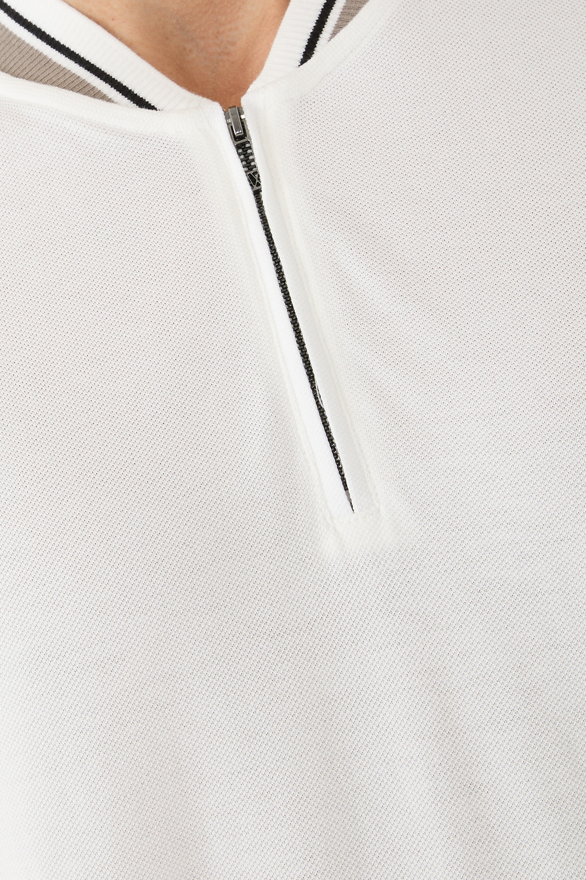 قميص بولو بسحاب قصير مزين بشعار الماركة