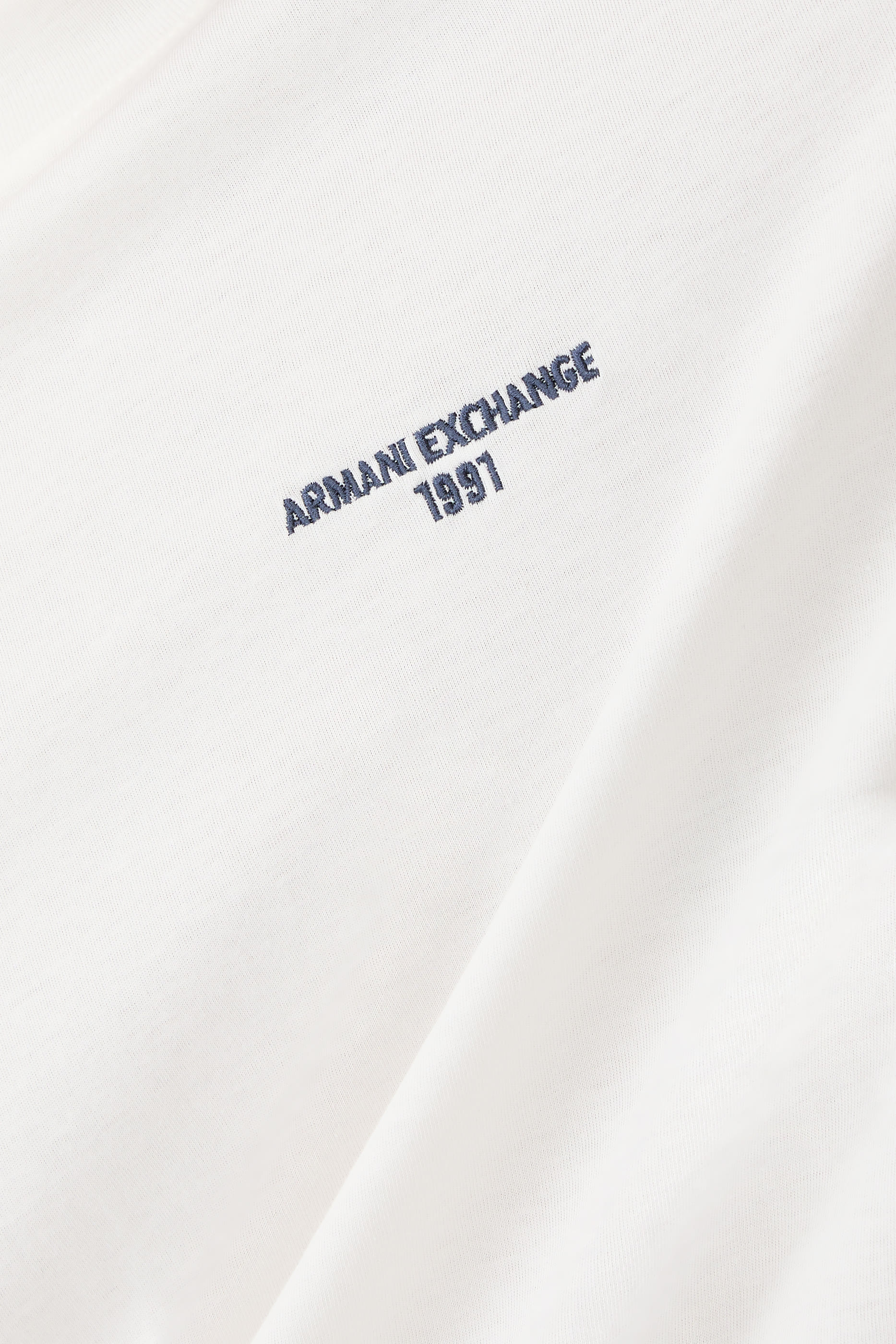 تيشيرت بأكمام قصيرة وشعار الماركة