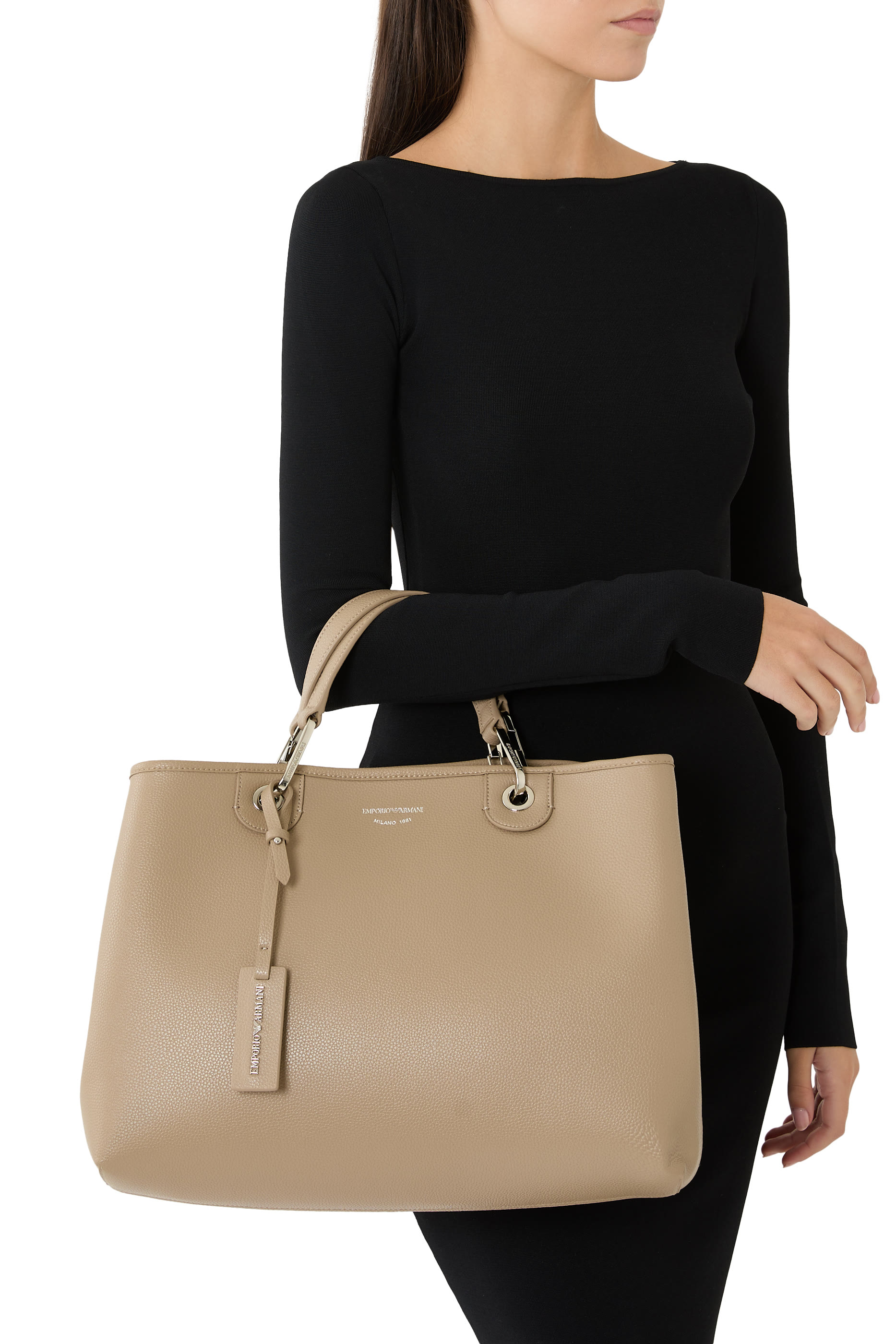 حقيبة يد بشعار الماركة