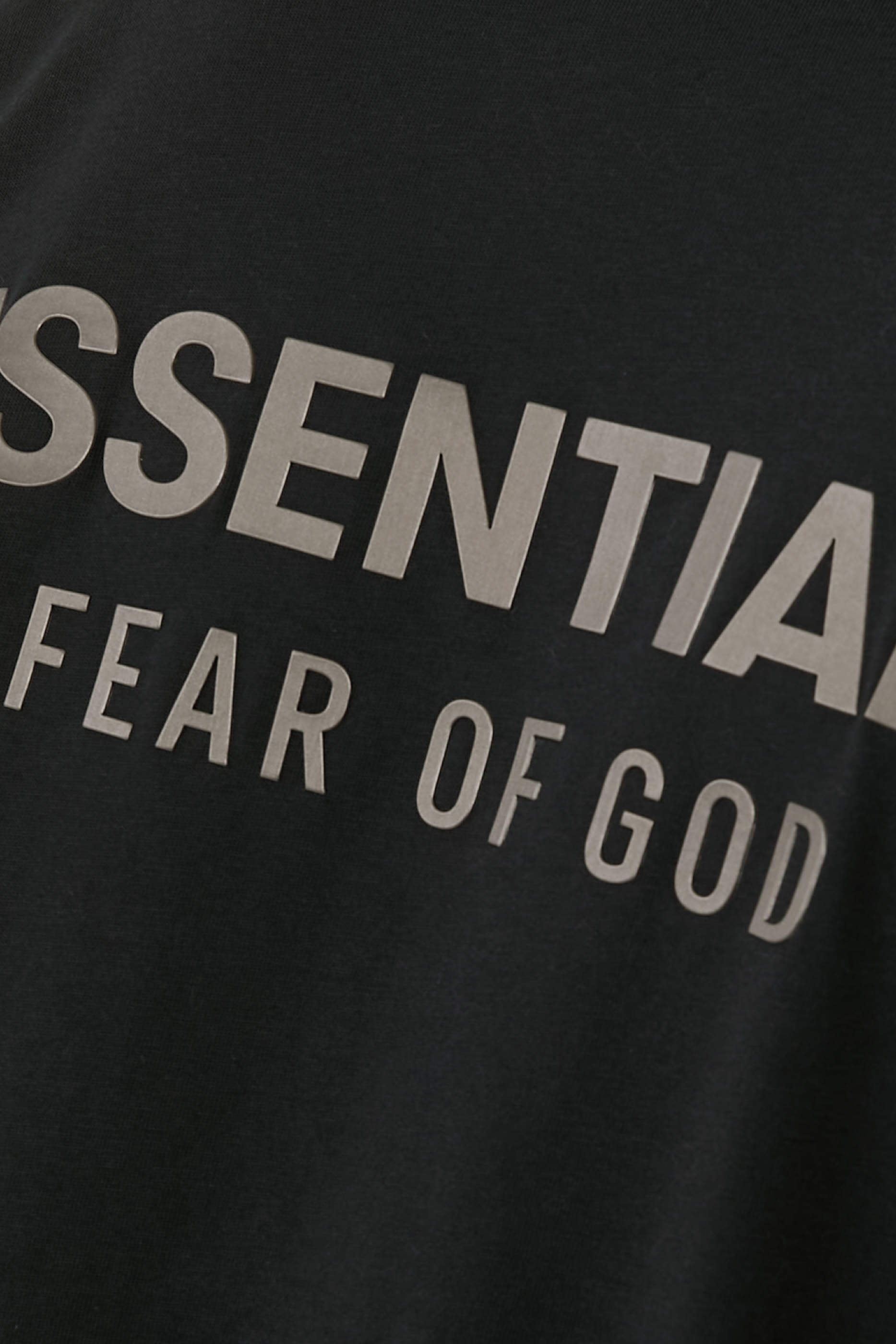 تيشيرت مزين بشعار الماركة