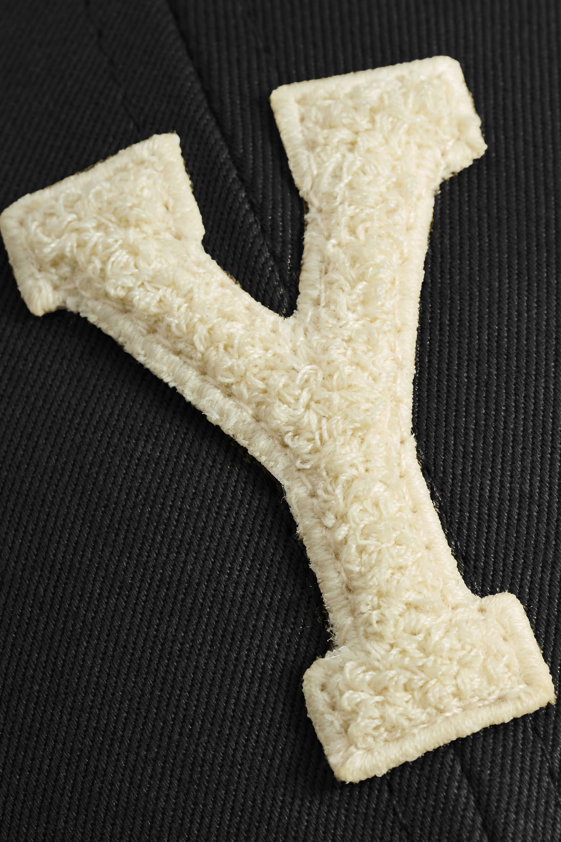 كاب بنقشة Y بتصميم جامعي