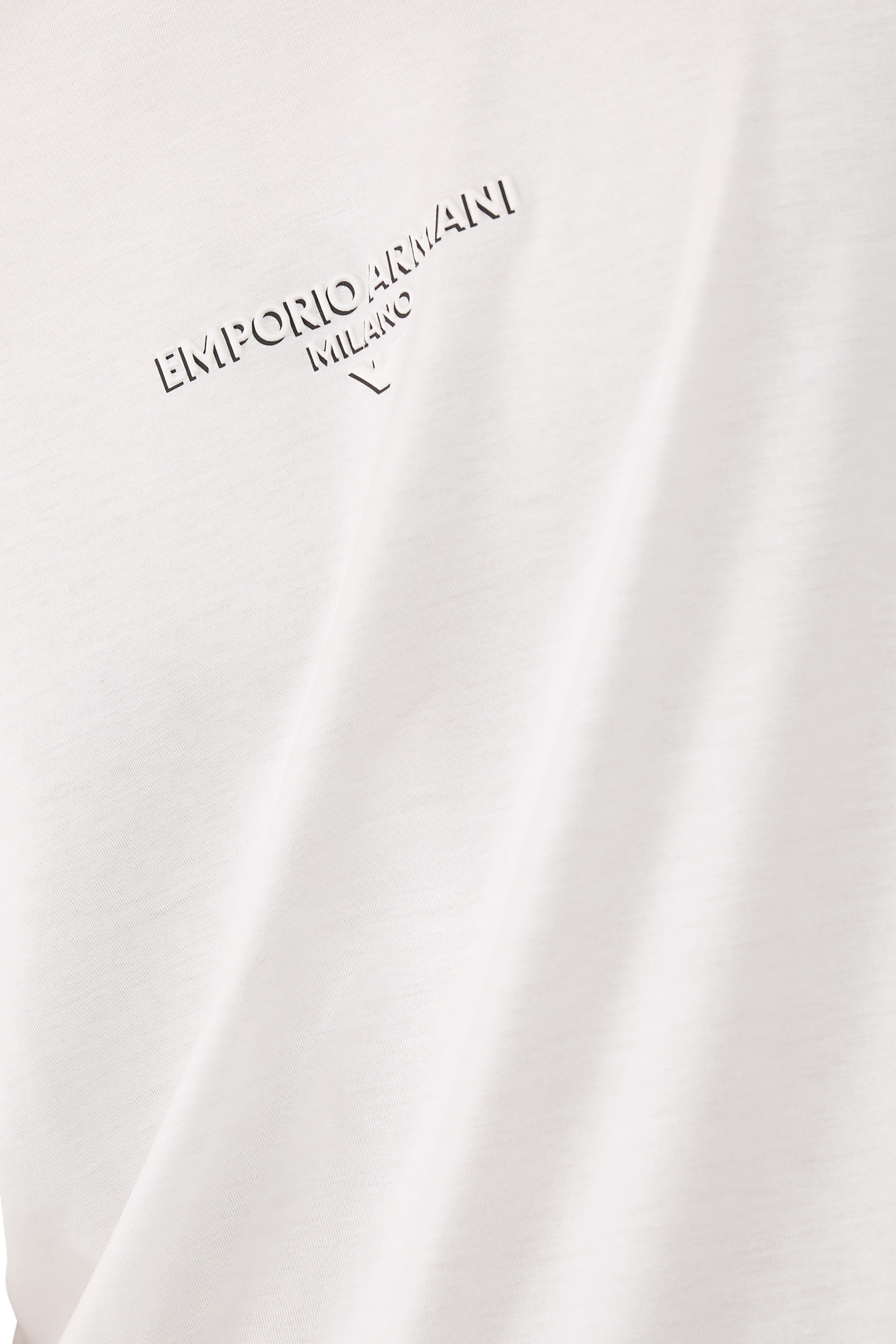 تيشيرت بأكمام قصيرة وشعار الماركة