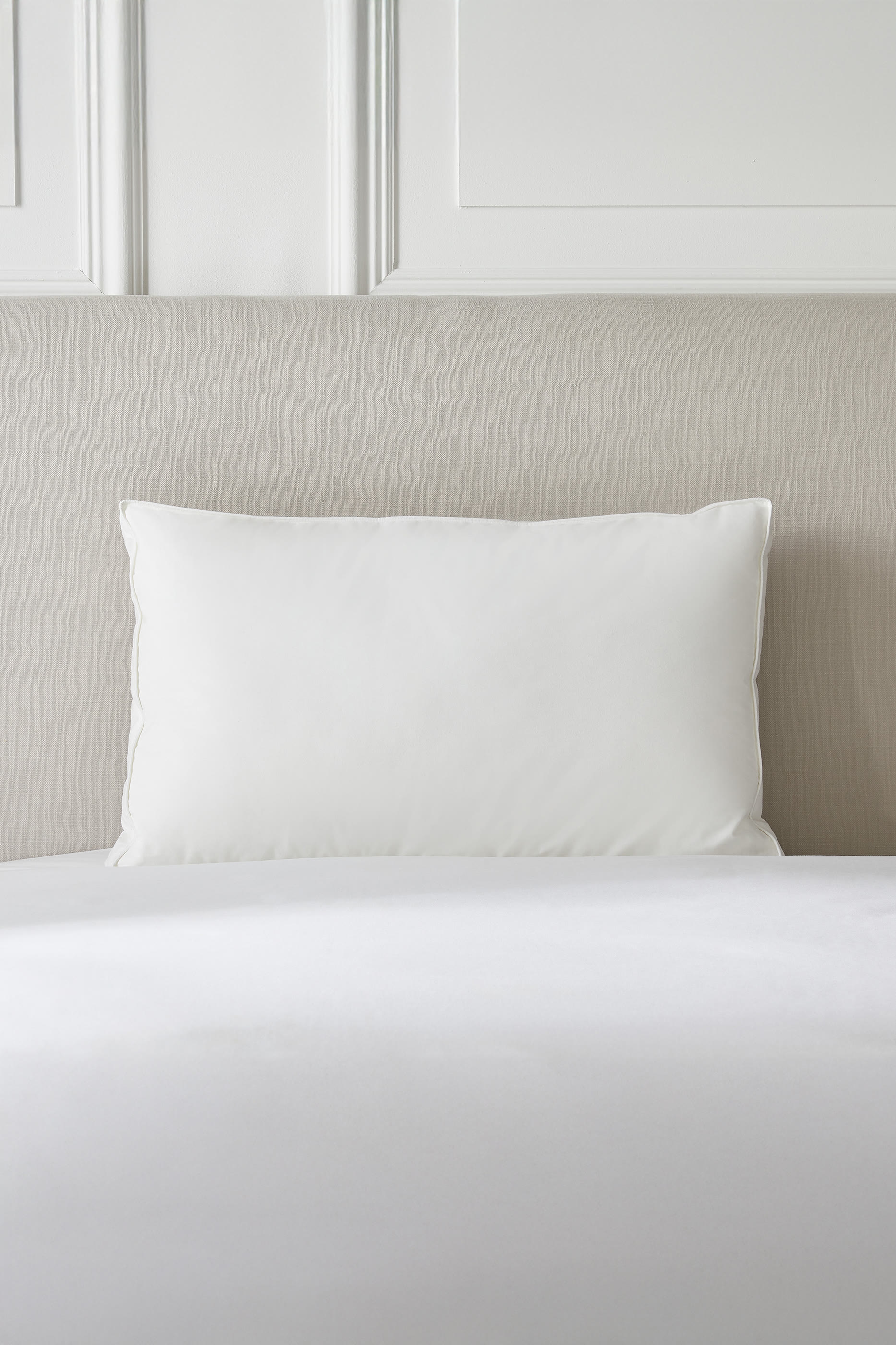 وسادة دعم فاخرة مبطنة بزغب صناعي للذين ينامون على الجانب