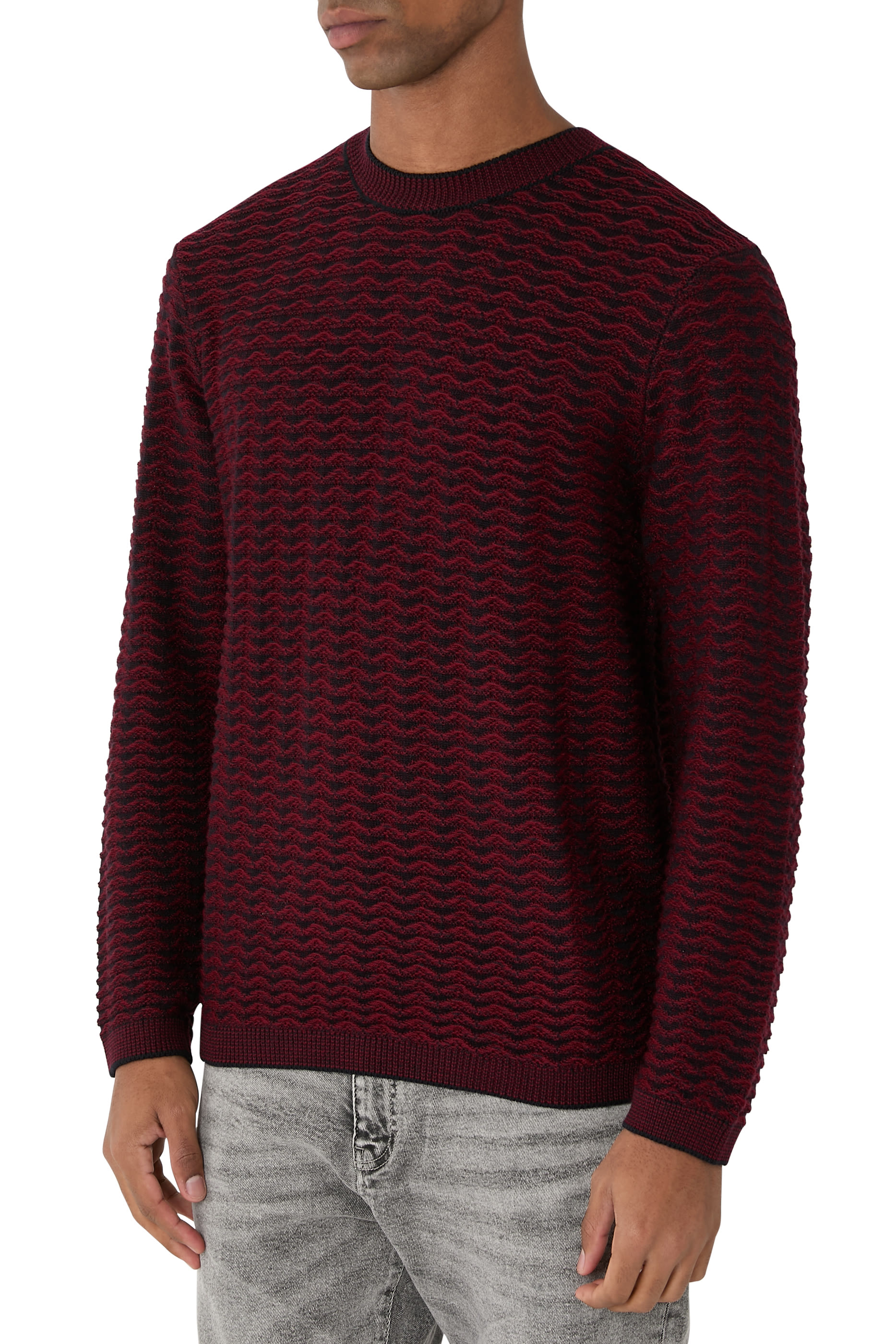 كنزة بتصميم جامعي مزينة بشعار الماركة