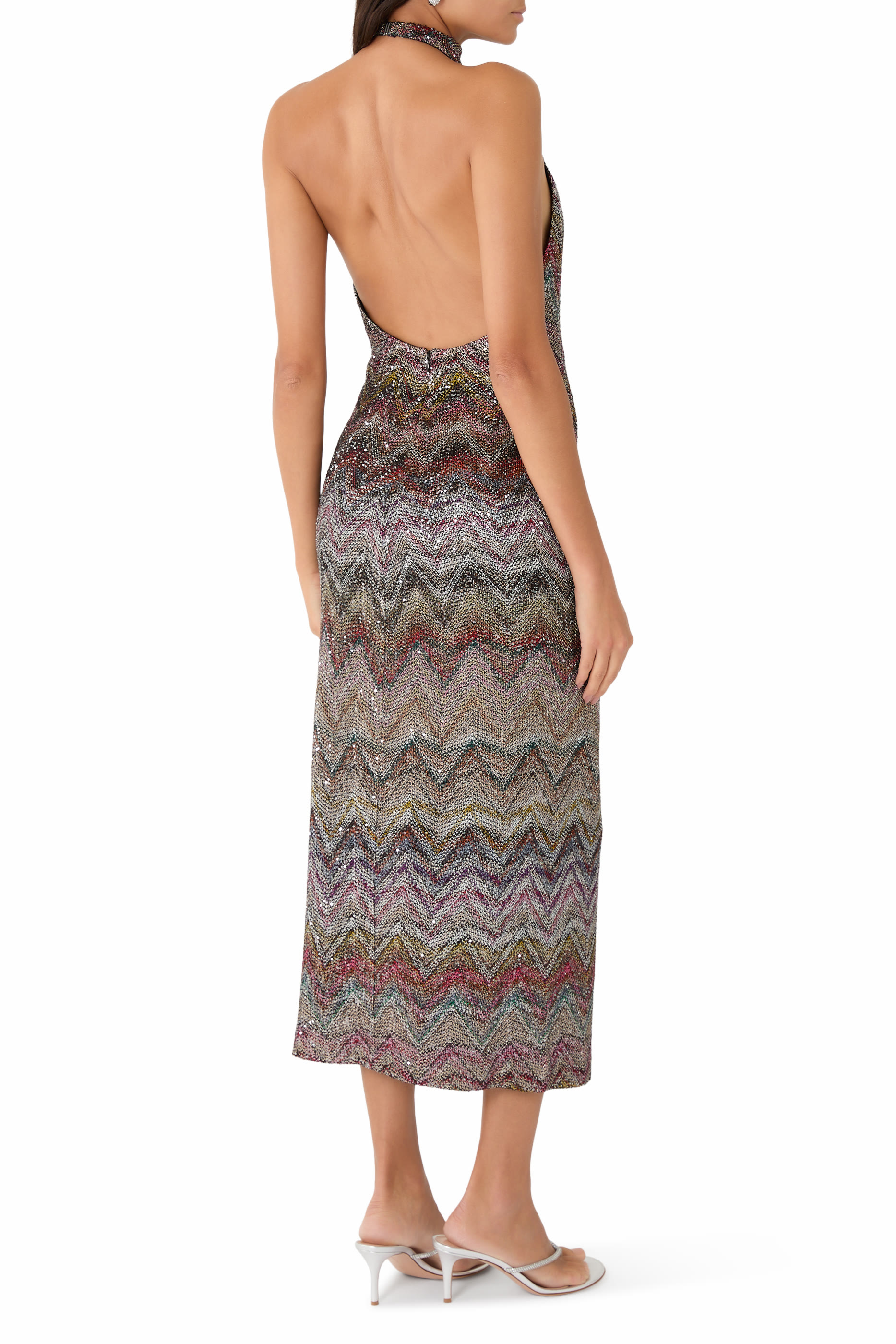 فستان طويل برباط حول العنق ونقشة خطوط متعرجة وترتر