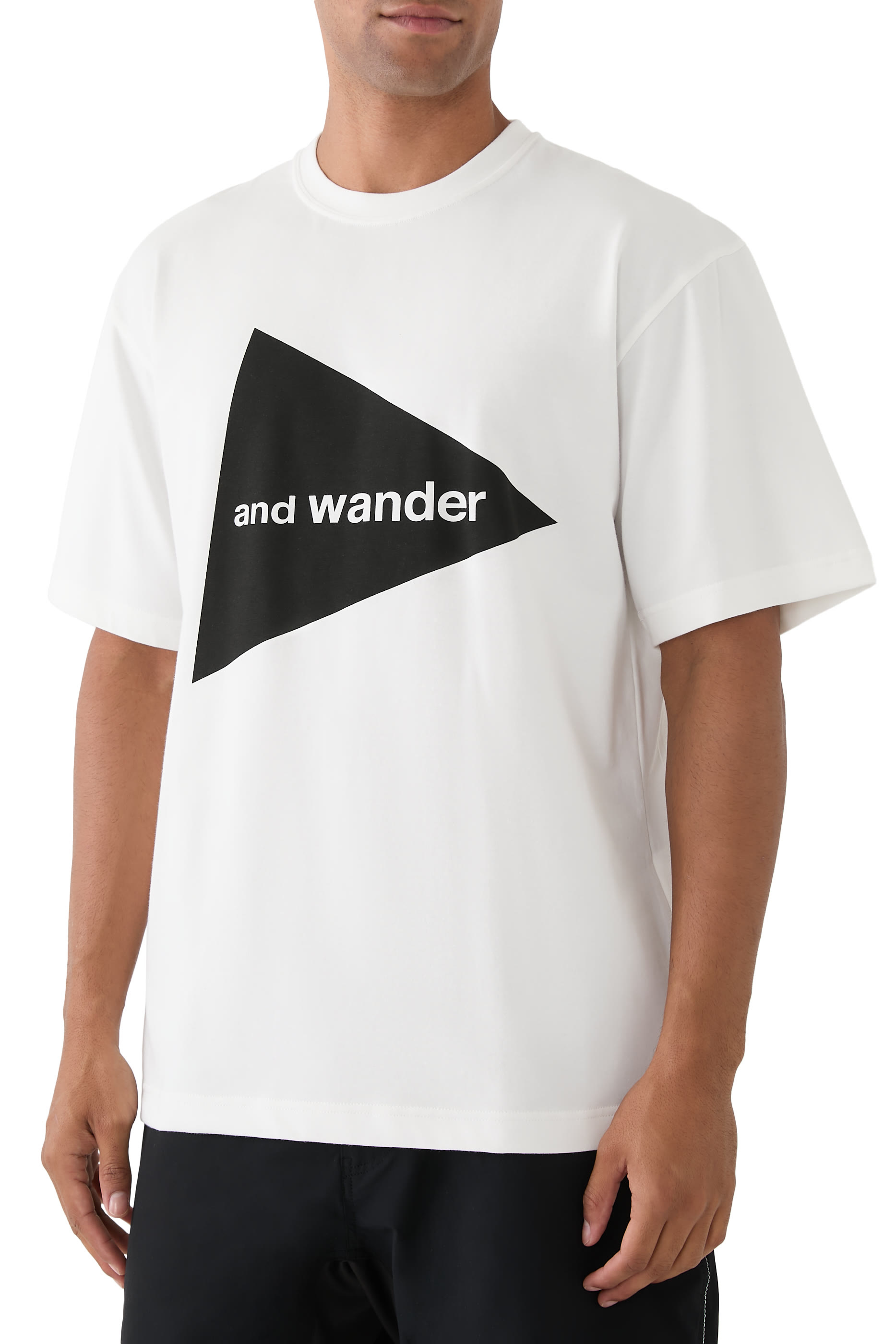 تيشيرت بأكمام قصيرة وشعار الماركة