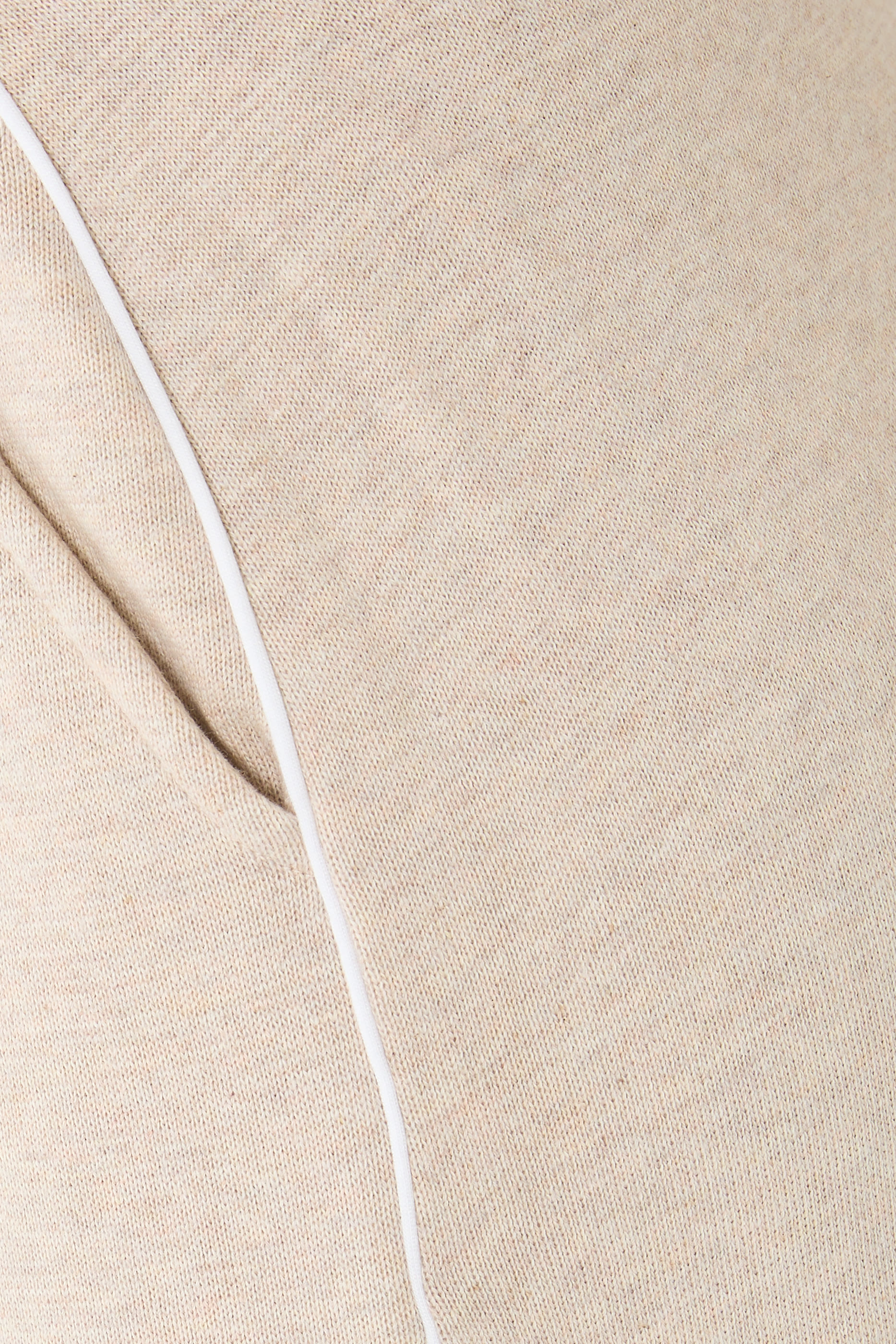 بنطال ألتيميت بقصة ساق واسعة وتفاصيل بارزة