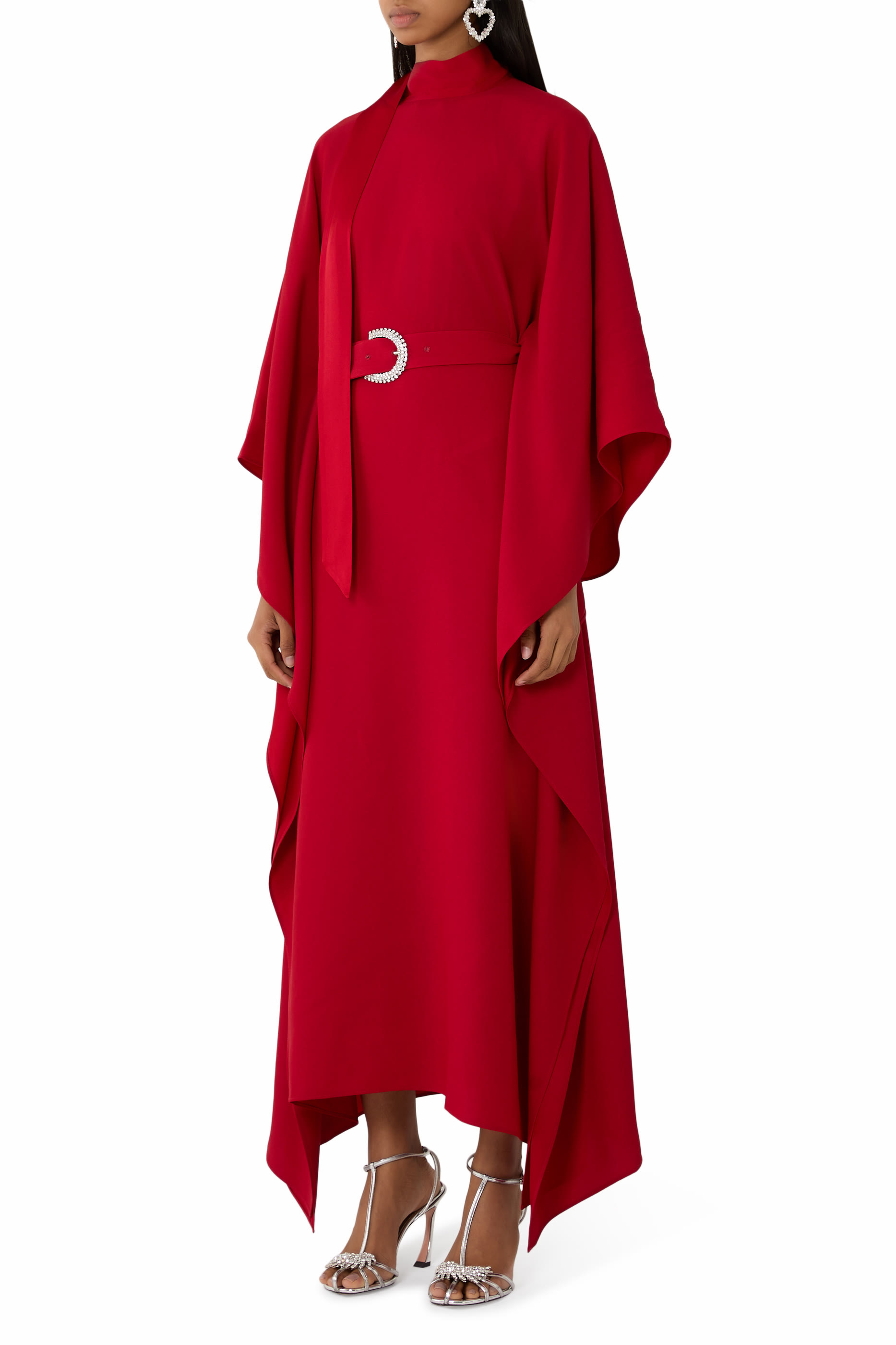 قفطان لا لونا مرصع بكريستال