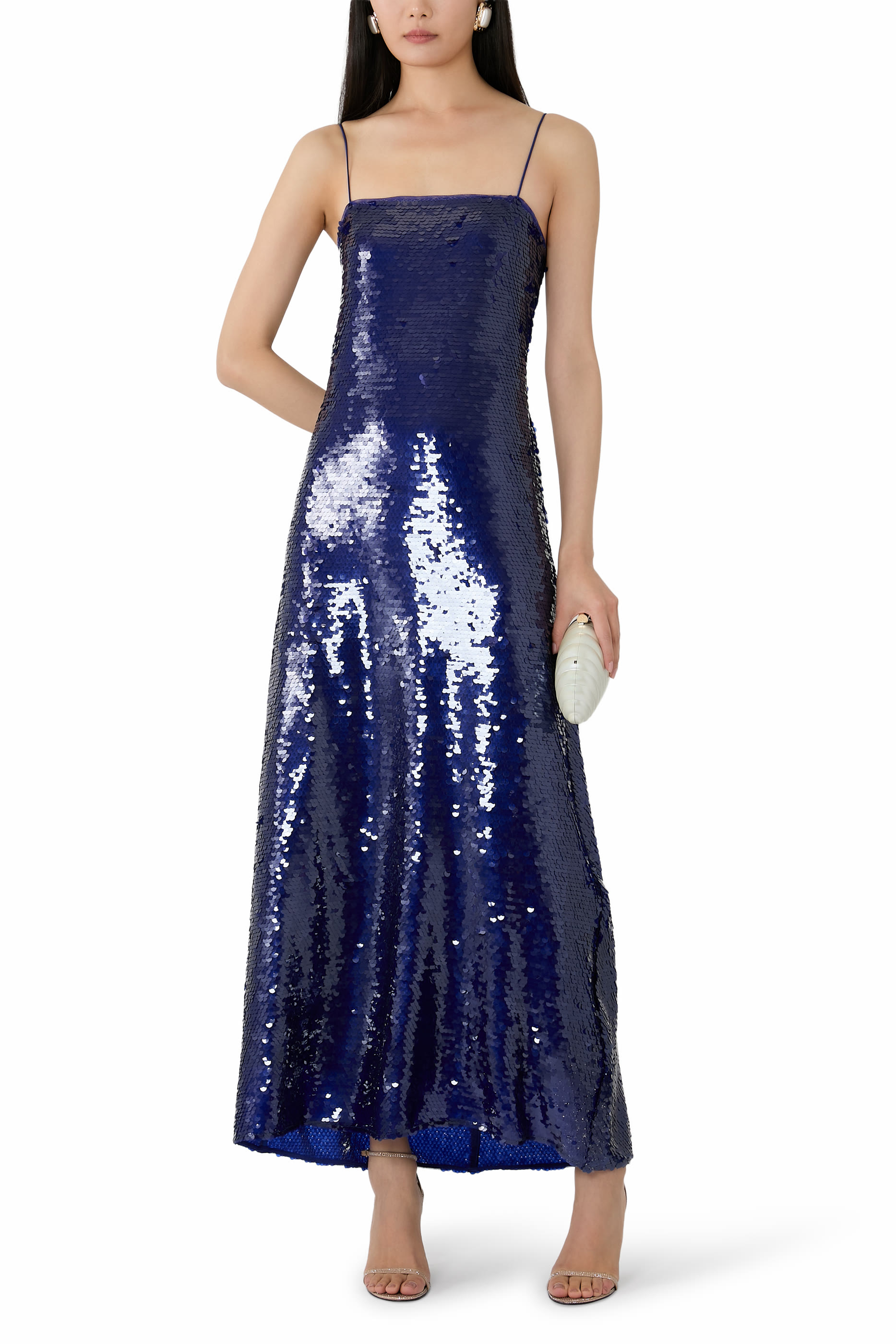 فستان طويل مزين بترتر