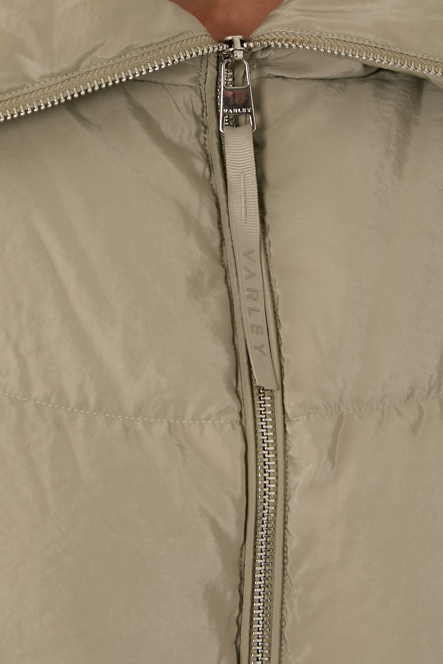 معطف فالنسيا بتصميم مبطن منفوخ