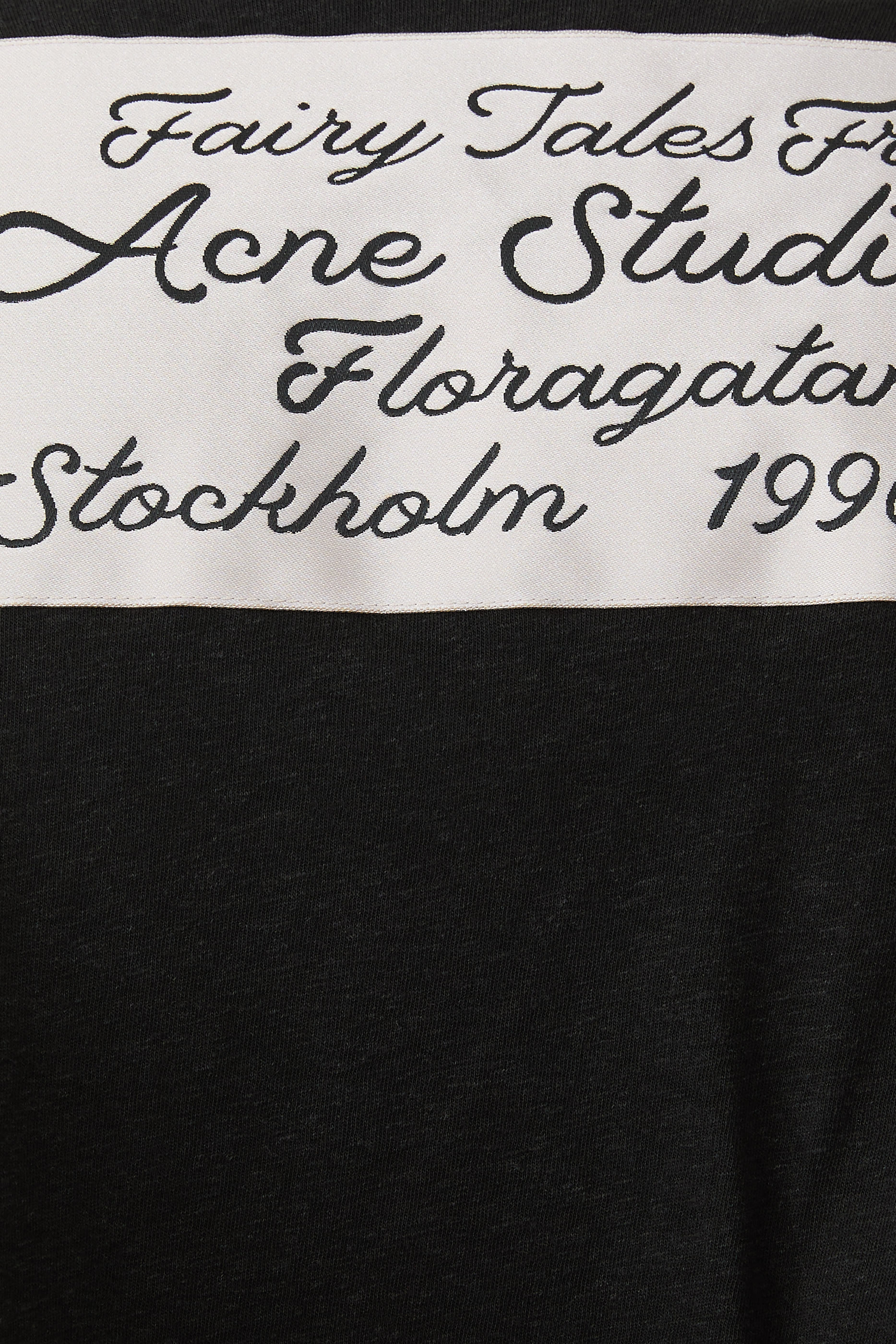 تيشيرت بشعار الماركة وتفاصيل كشكش