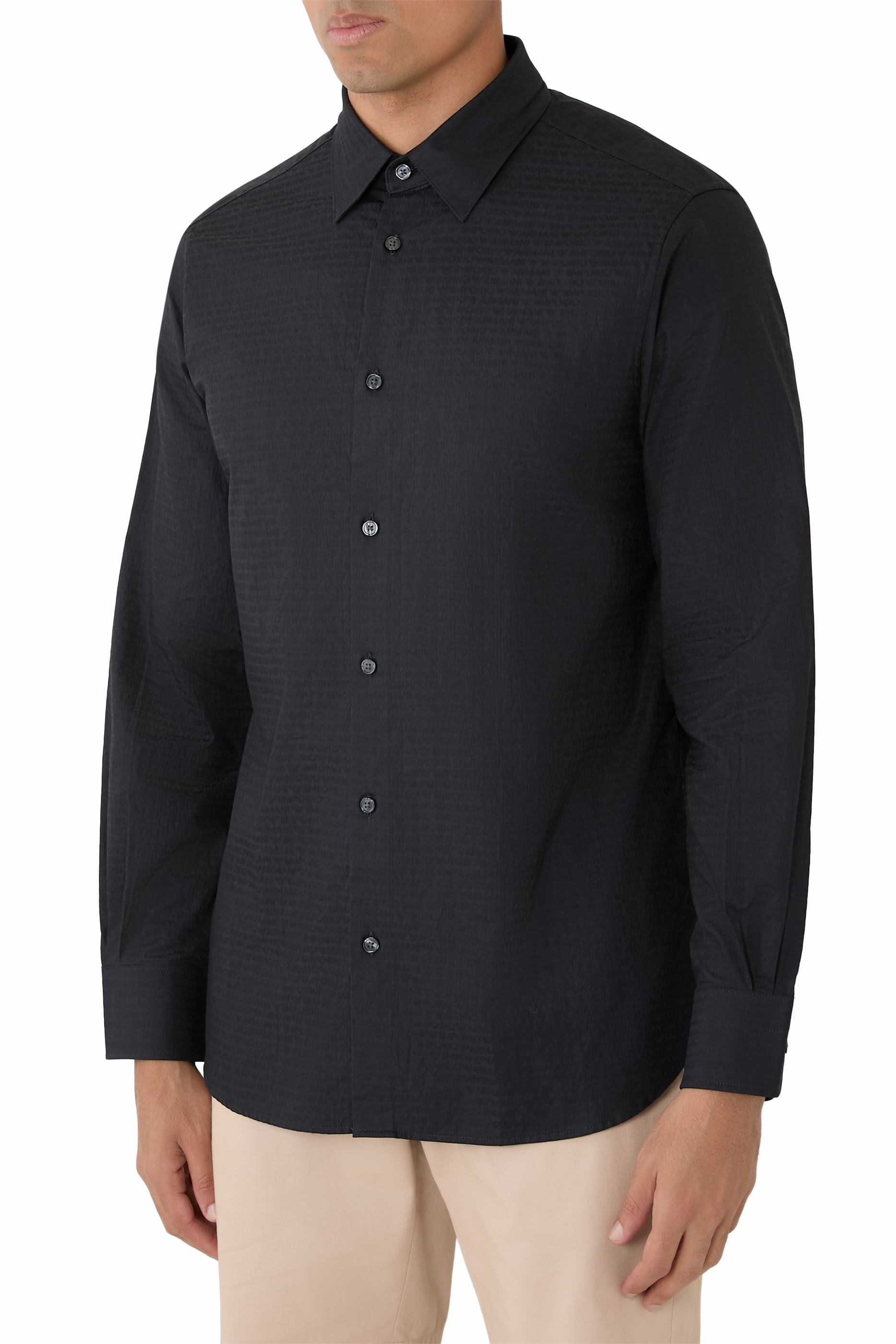 قميص بأكمام طويلة وشعار الماركة بحجم صغير