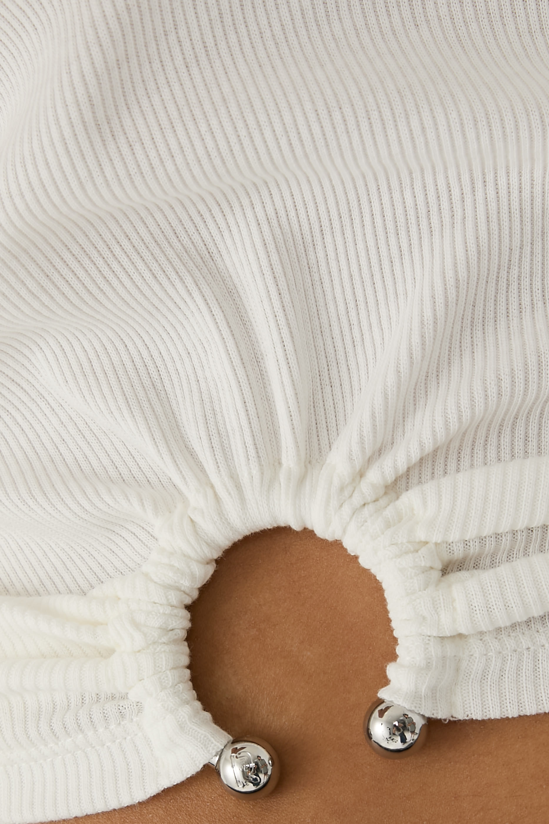 بلوزة بلا اكمام بتفاصيل بيرسينغ سيغنتشر