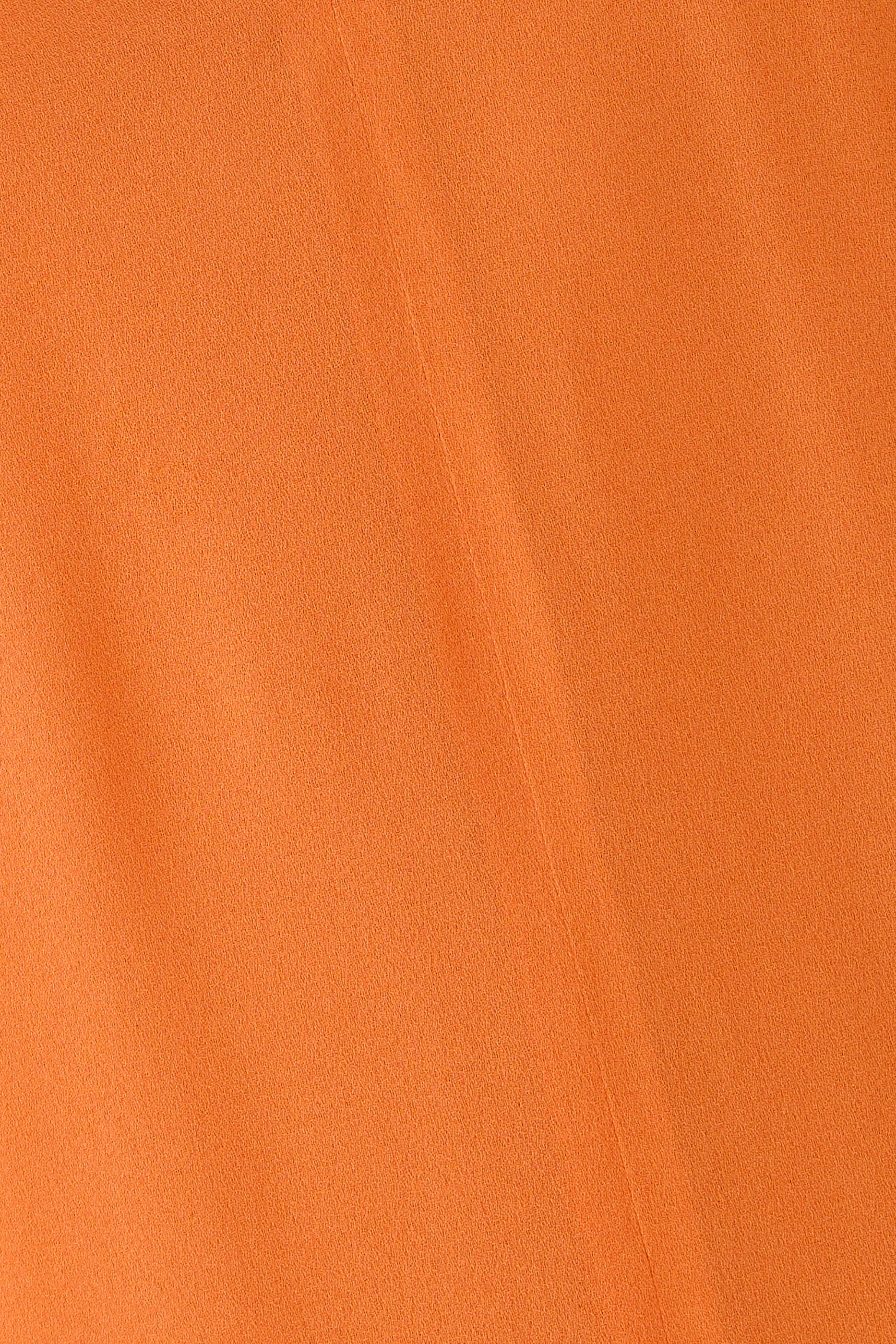 فستان بياقة V متوسط الطول بلا أكمام