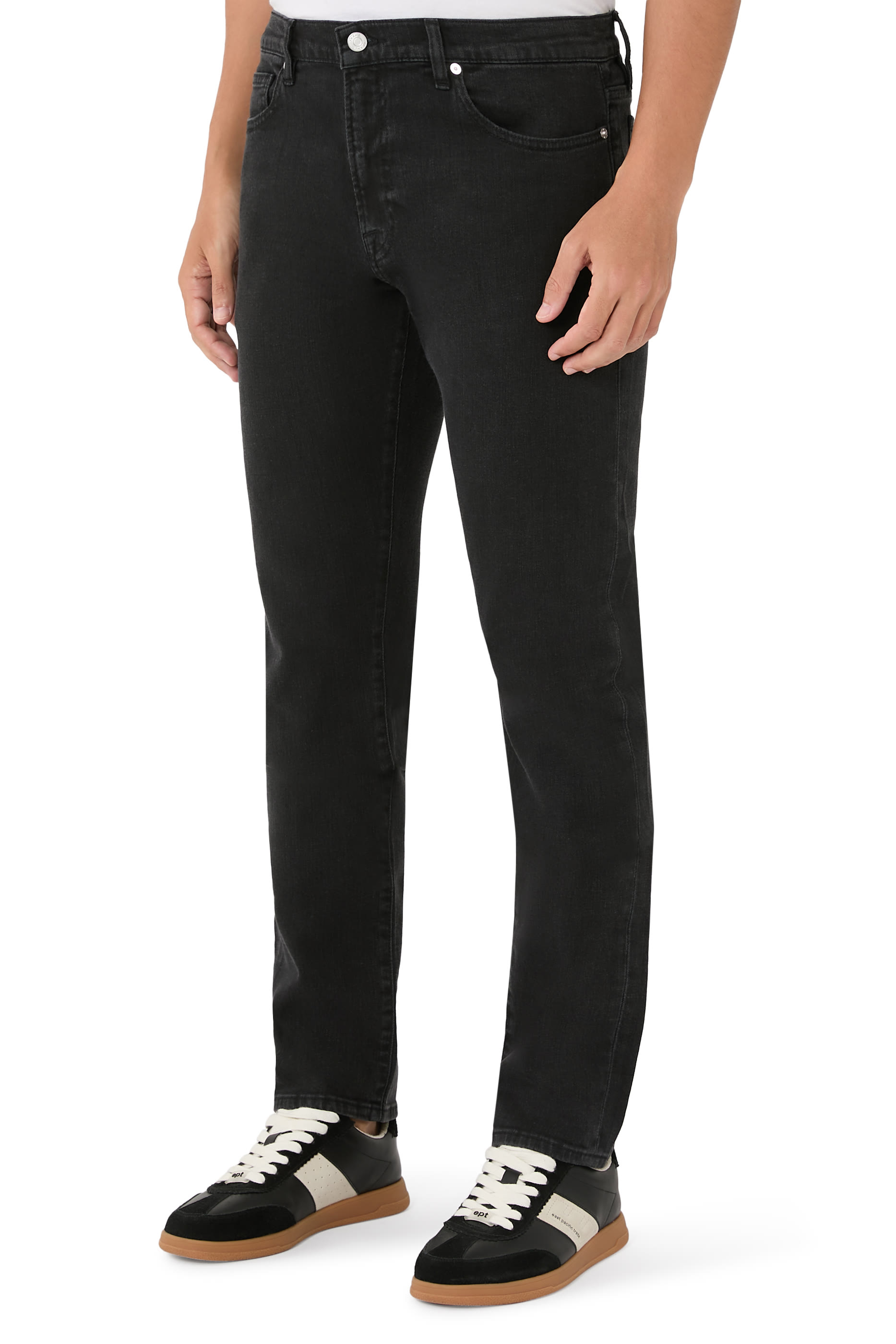 بنطال جينز لوم بقصة ضيقة