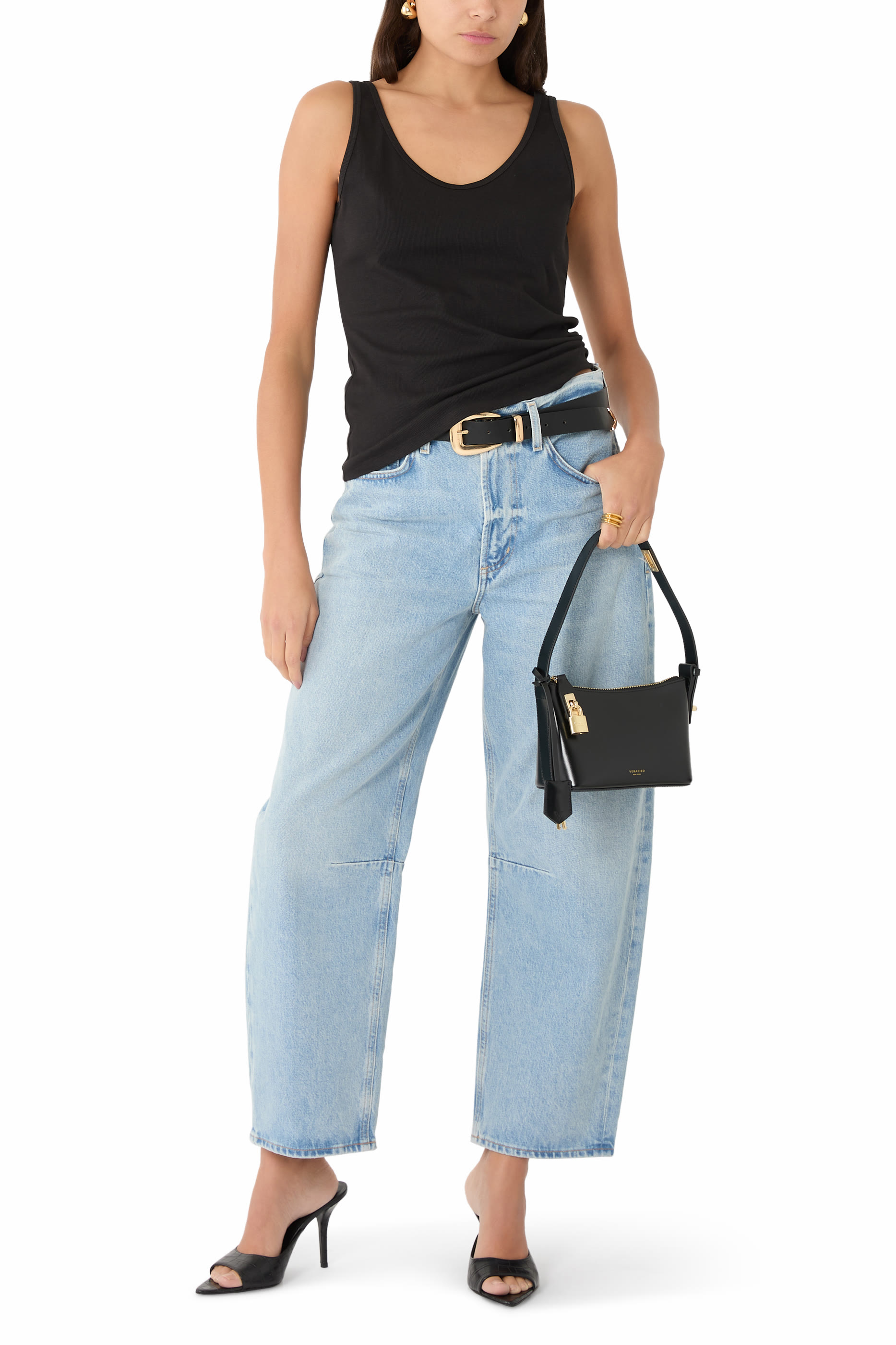 بلوزة بياقة عميقة بلا أكمام