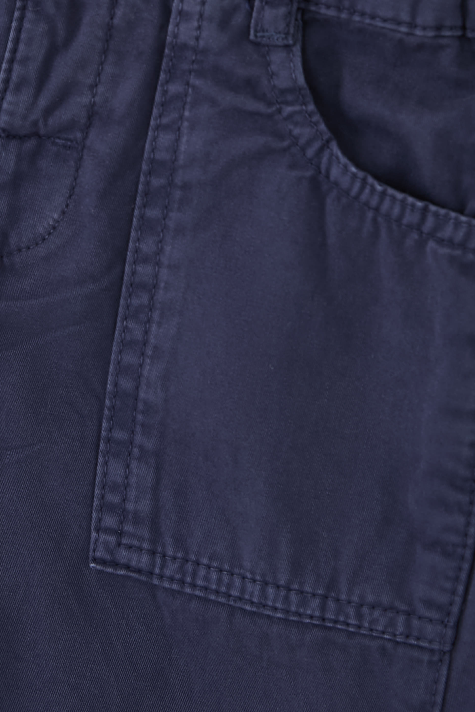 بنطال بجيوب كبيرة وحلية بشعار الماركة للأطفال