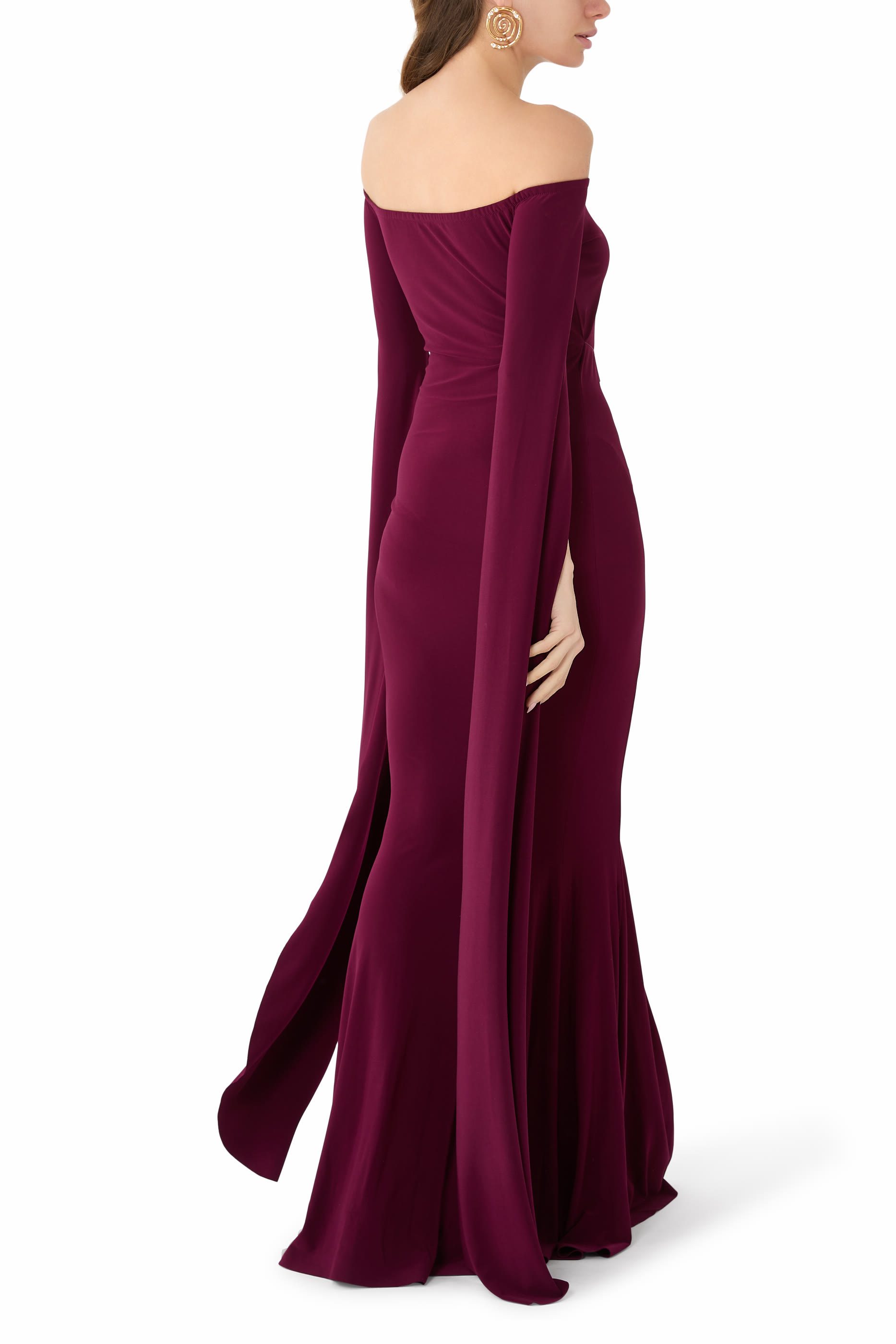 فستان سهرة بأكتاف مكشوفة وأكمام بأشرطة وحافة بقصة ذيل السمكة