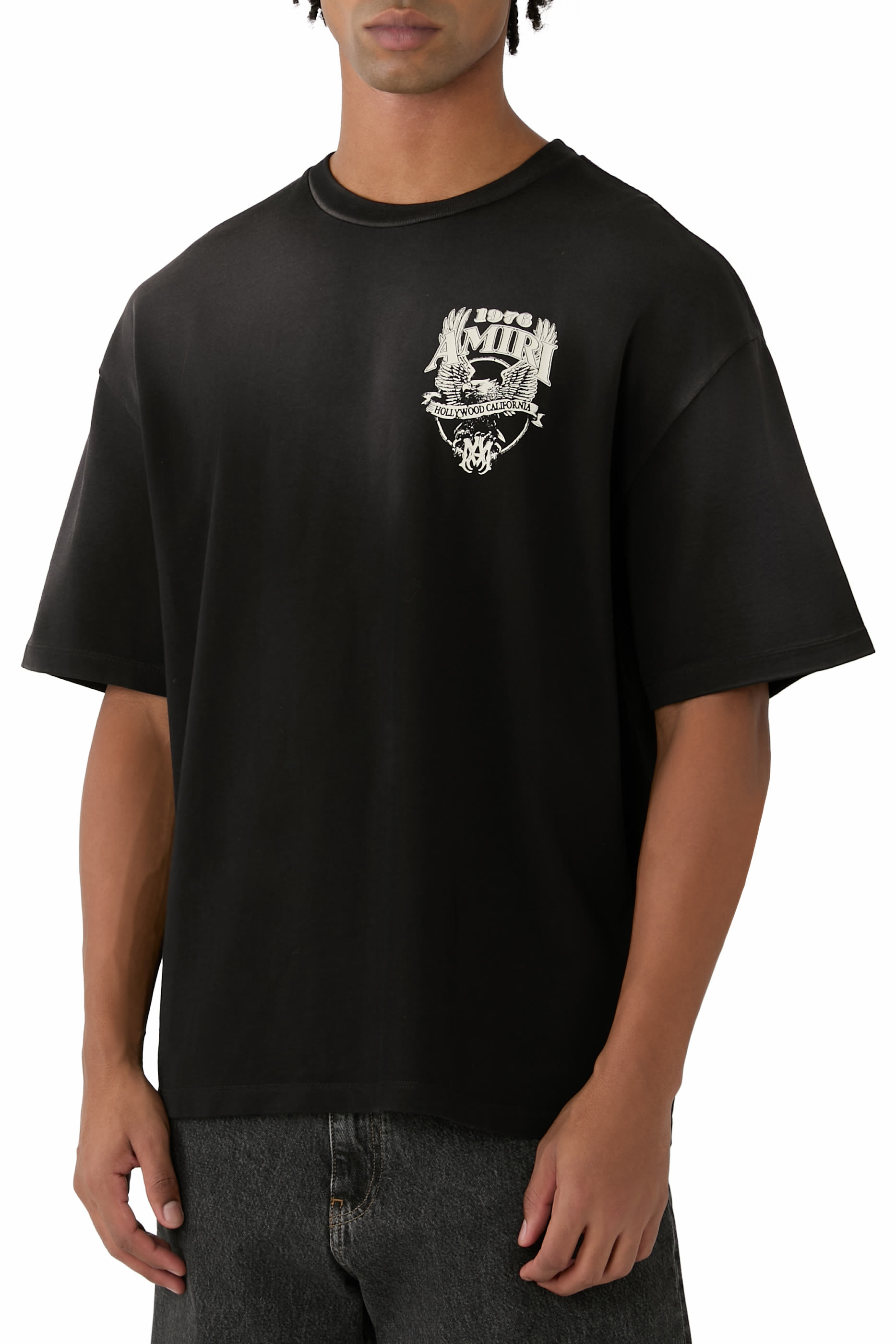 تيشيرت بشعار الماركة بقصة فضفاضة