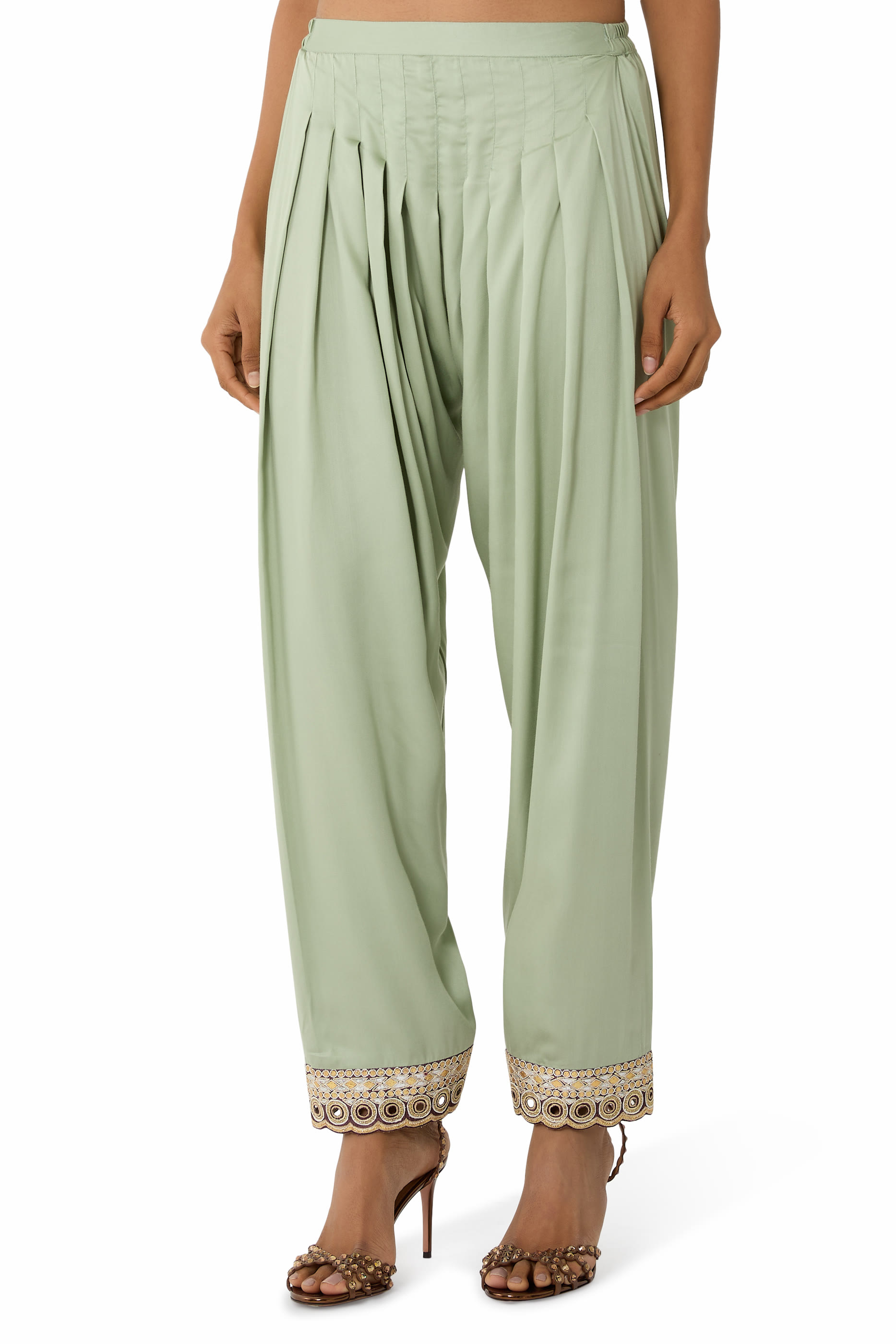 بدلة عمل غوتا