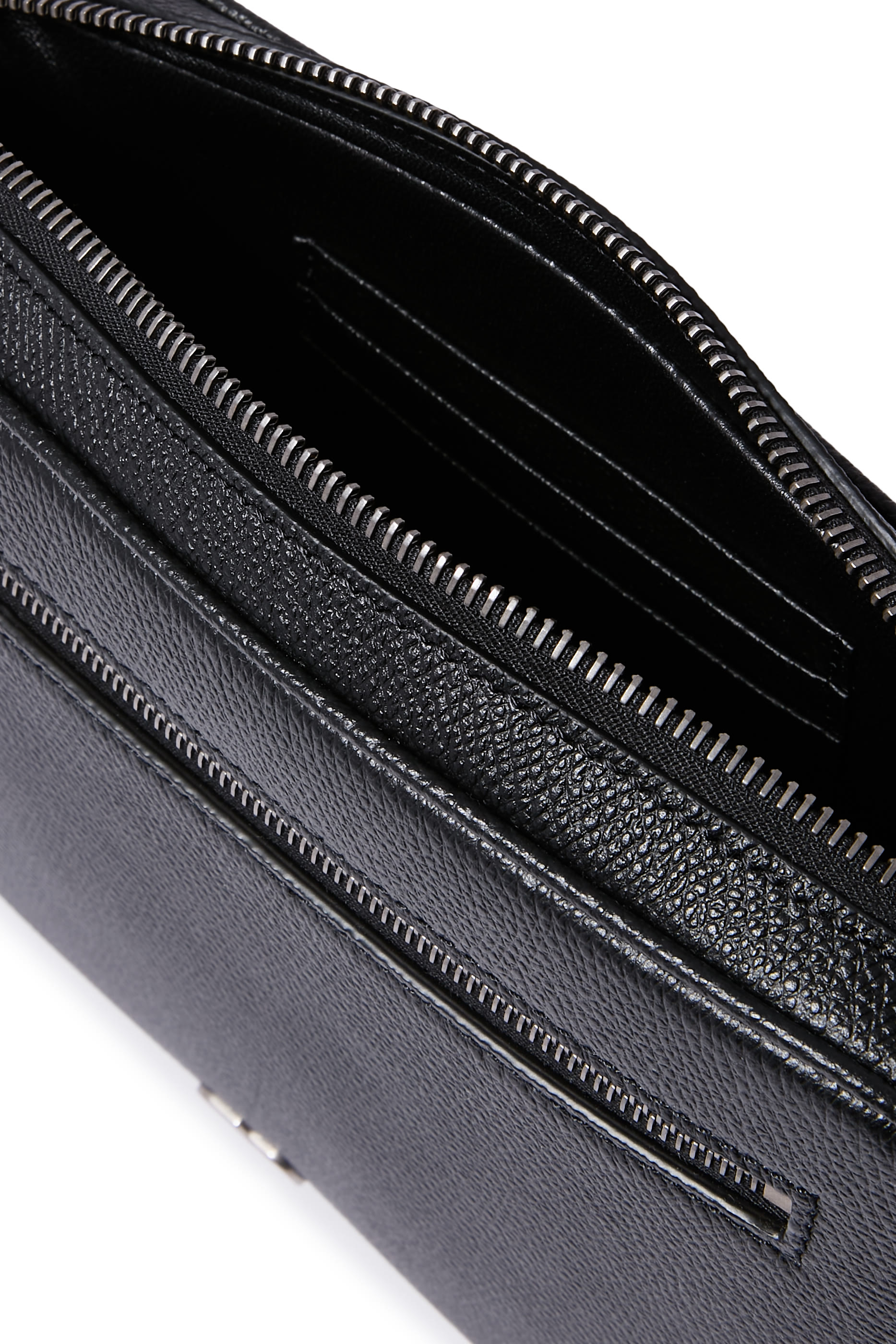 حقيبة صغيرة بشعار الماركة