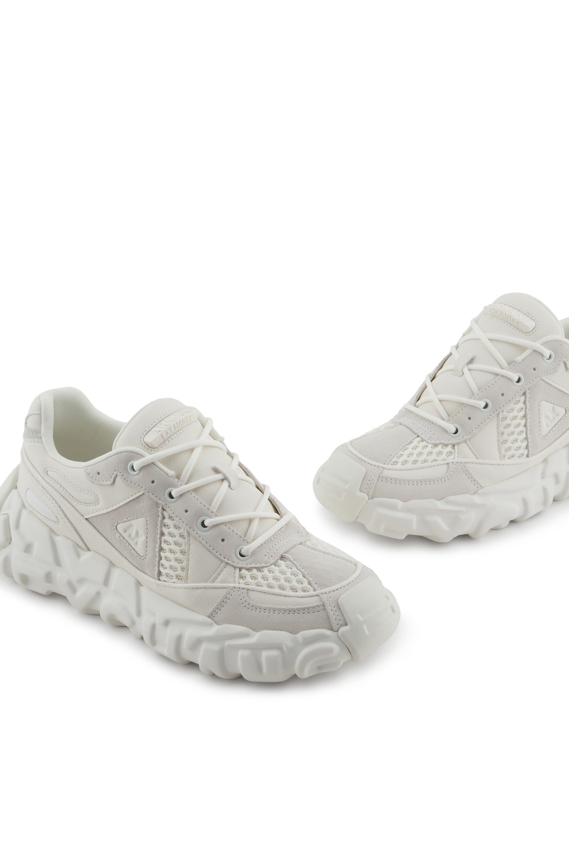 سنيكرز بأربطة ونعل سميك