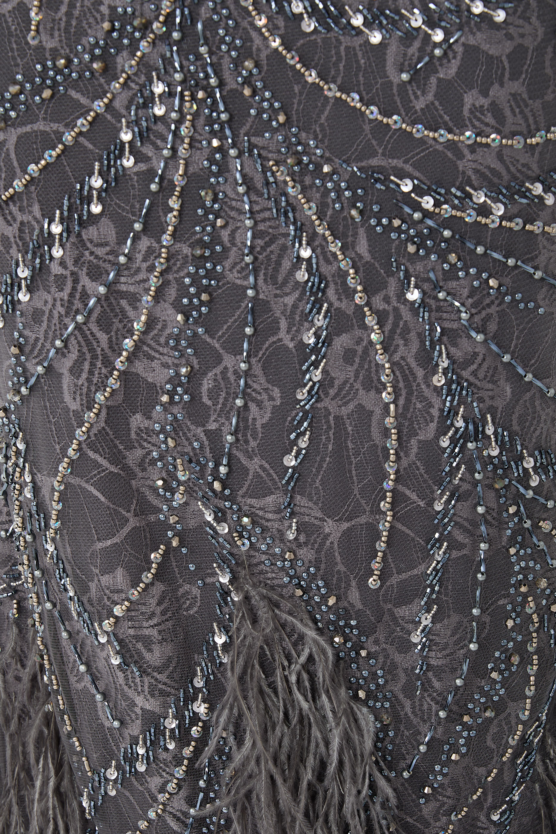 فستان سهرة مطرز بأكمام طويلة مزين بريش