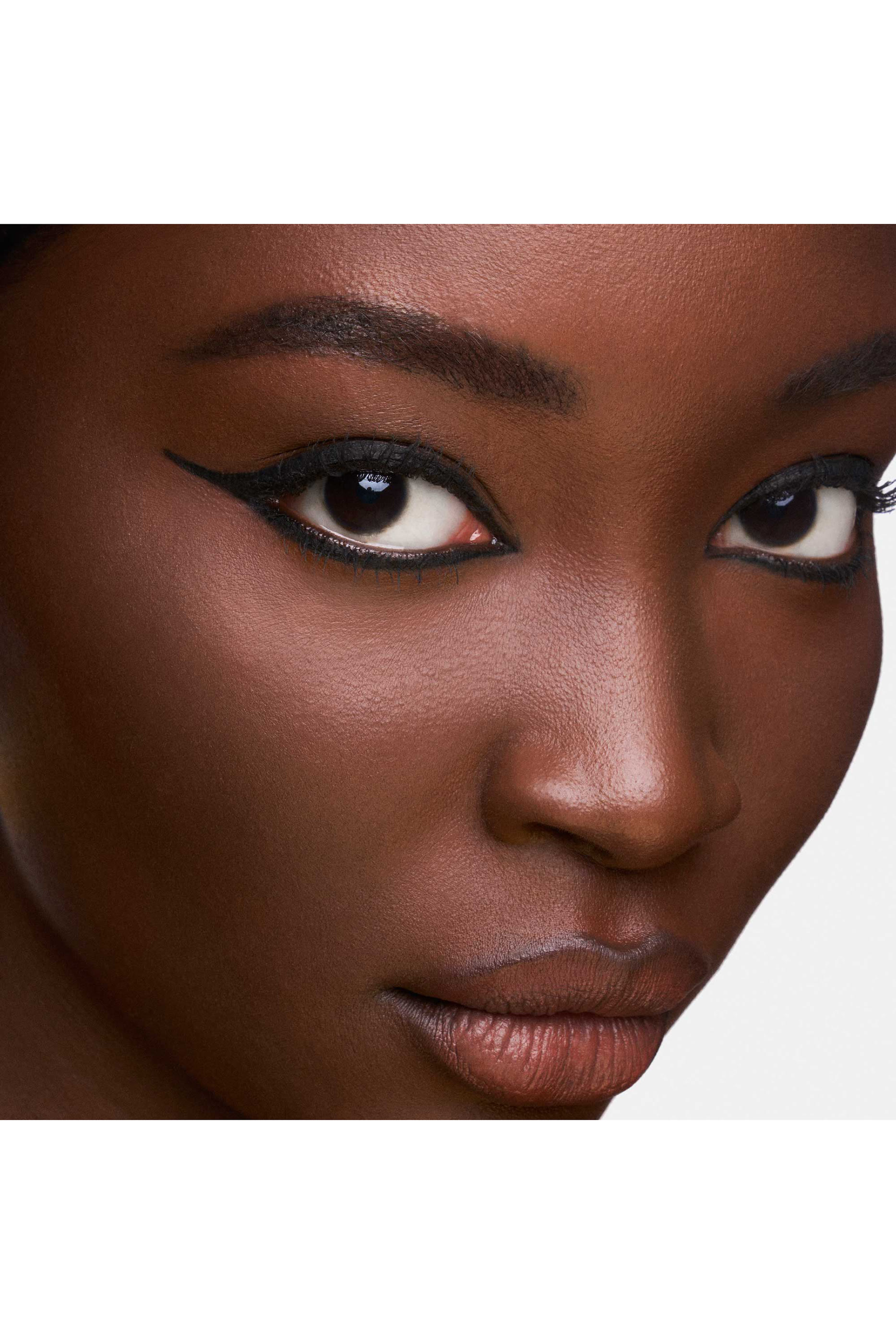 محدد عيون ايفر إينك