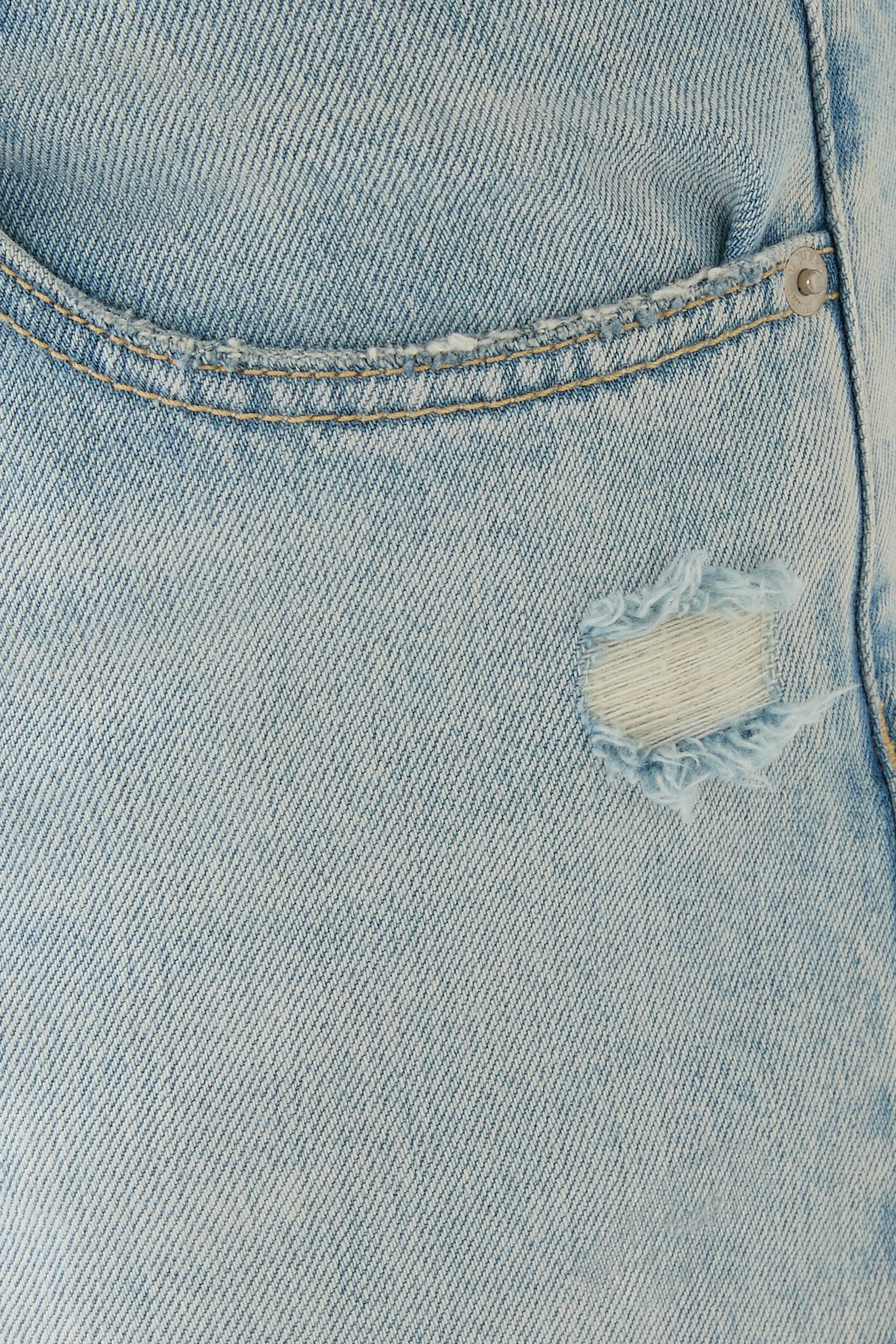 بنطال جينز بقصة ضيقة وخمسة جيوب