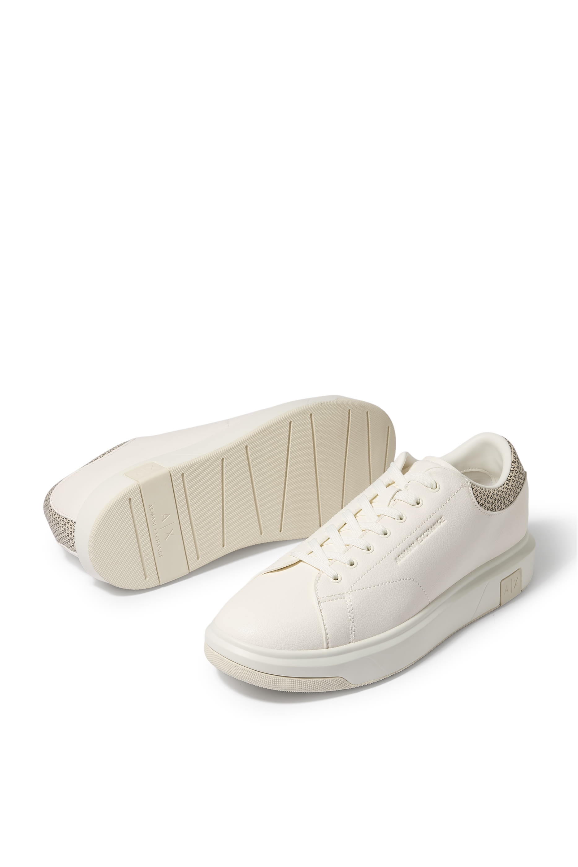 سنيكرز بشعار الماركة على الجانب