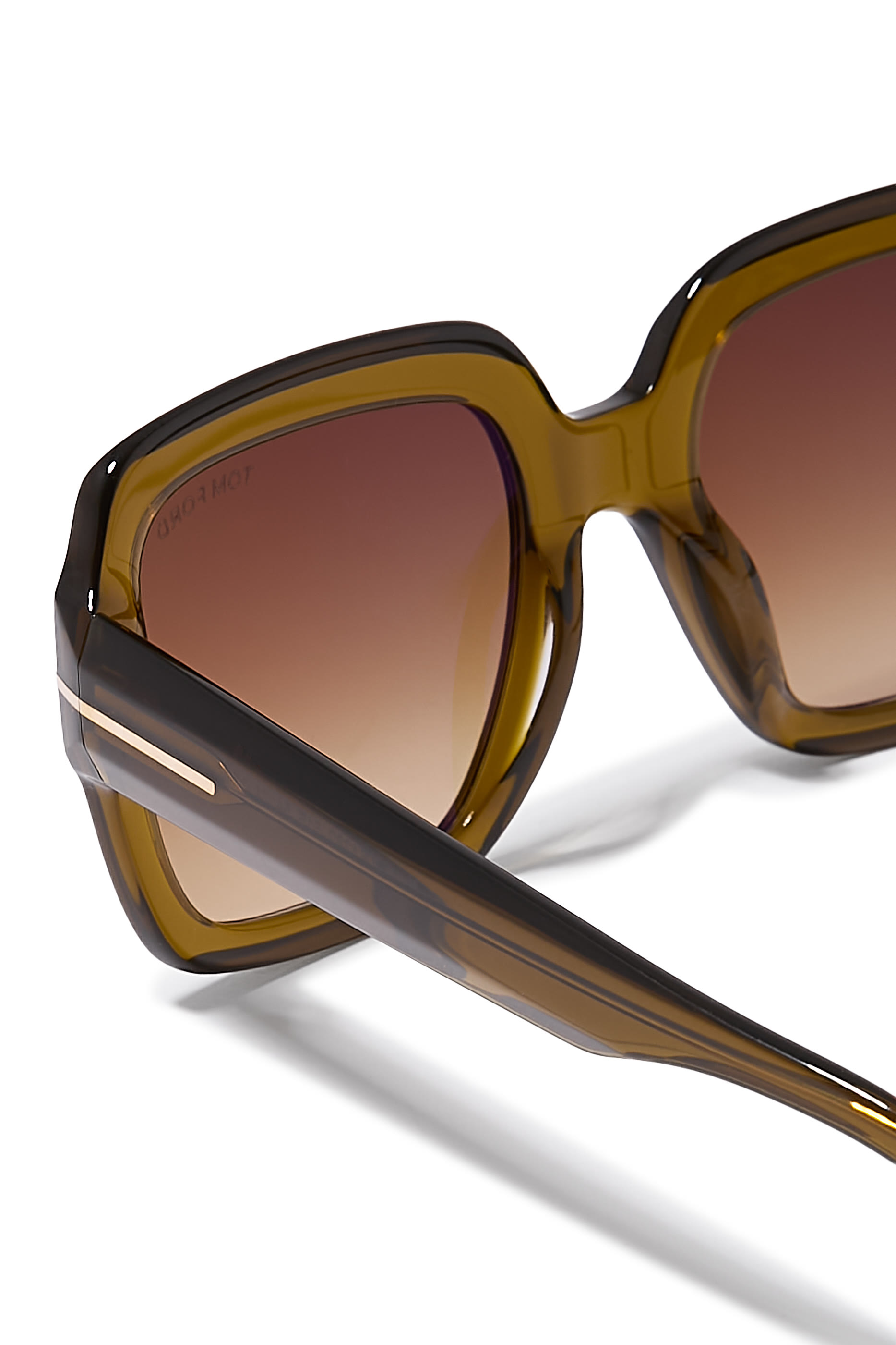 نظارة شمسية بإطار كبير