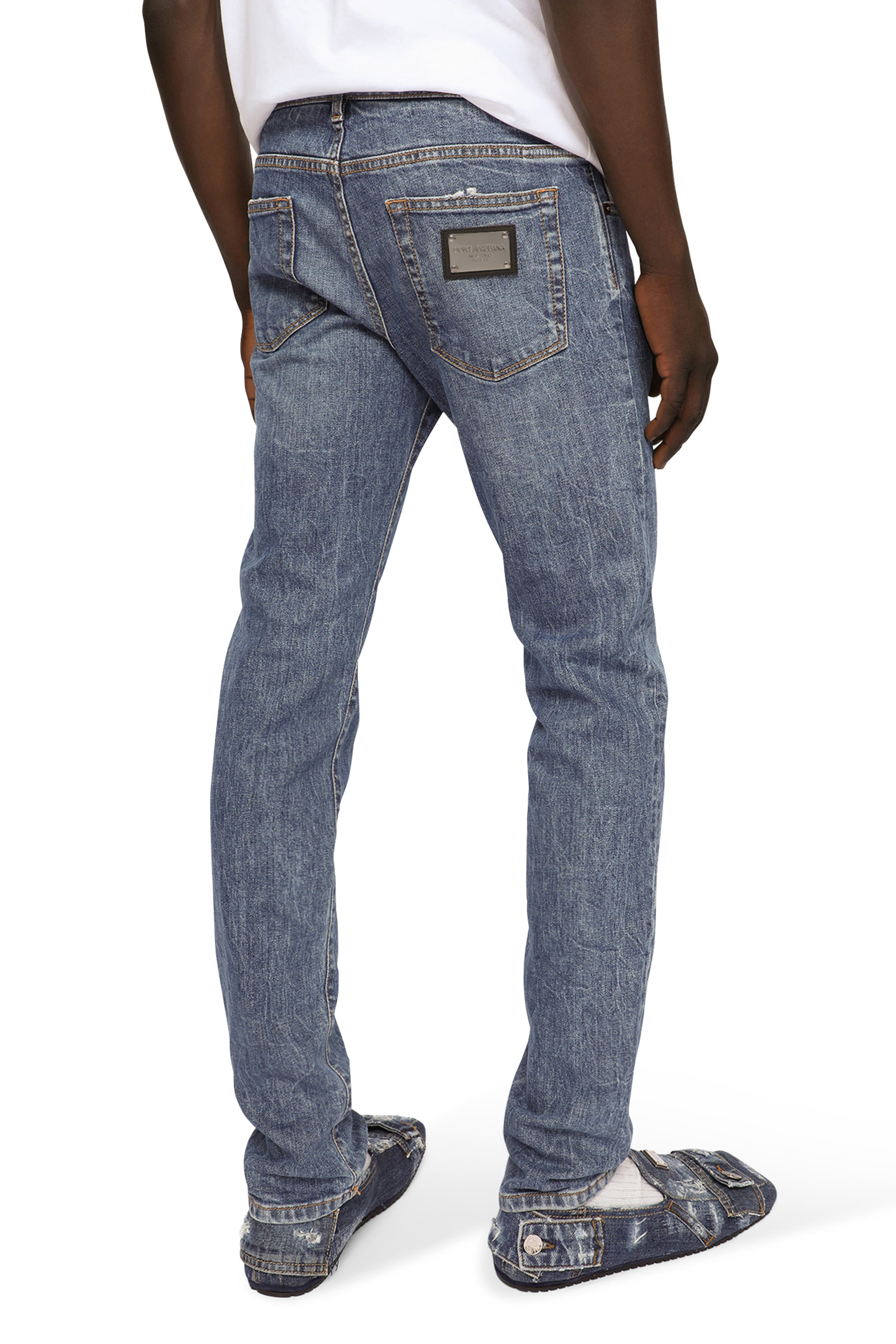 بنطال جينز مطاطي بقصة ضيقة ولون باهت