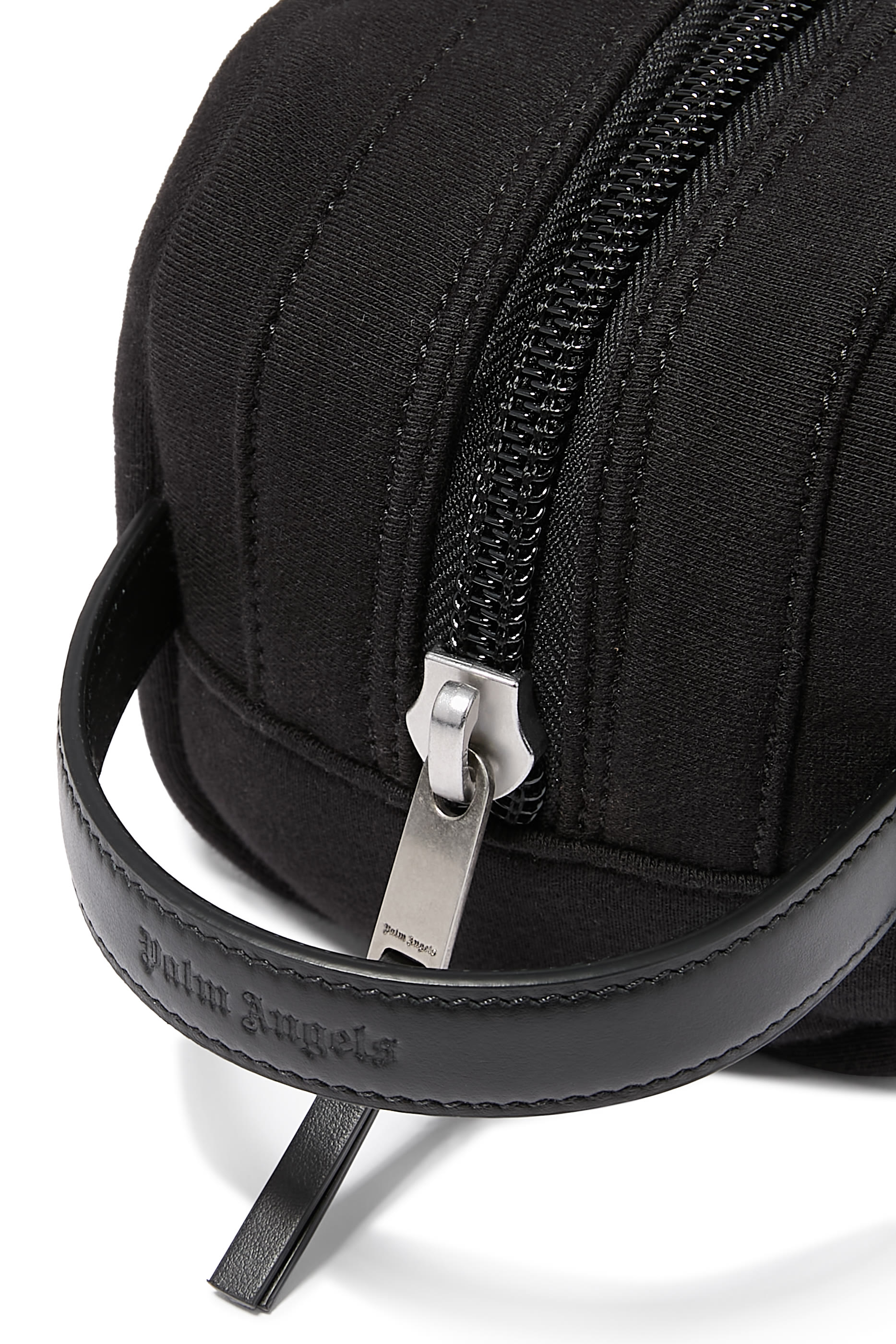 حقيبة صغيرة بشعار الماركة الكلاسيكي