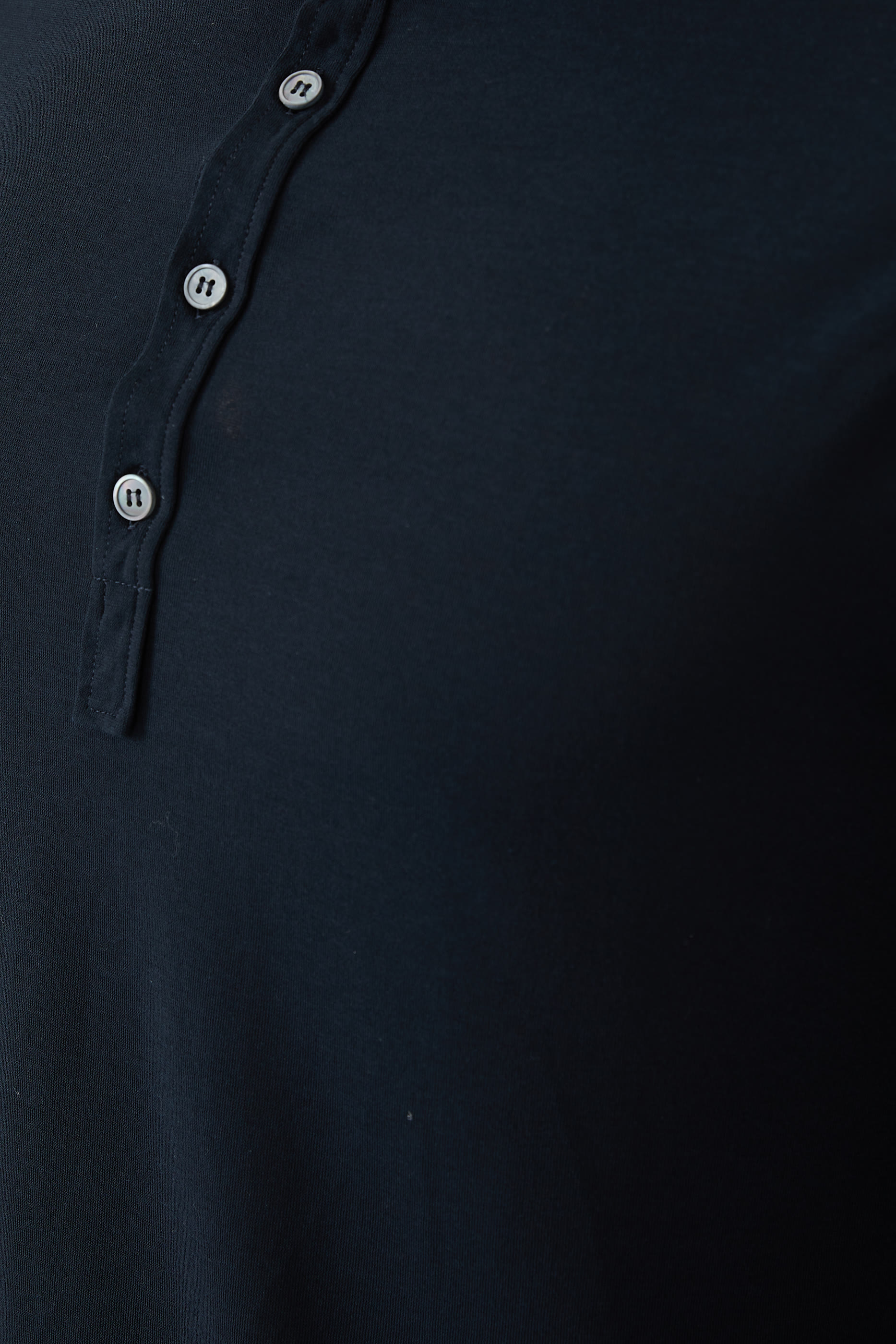 قميص سيراف زانون بأكمام طويلة وقصة ضيقة