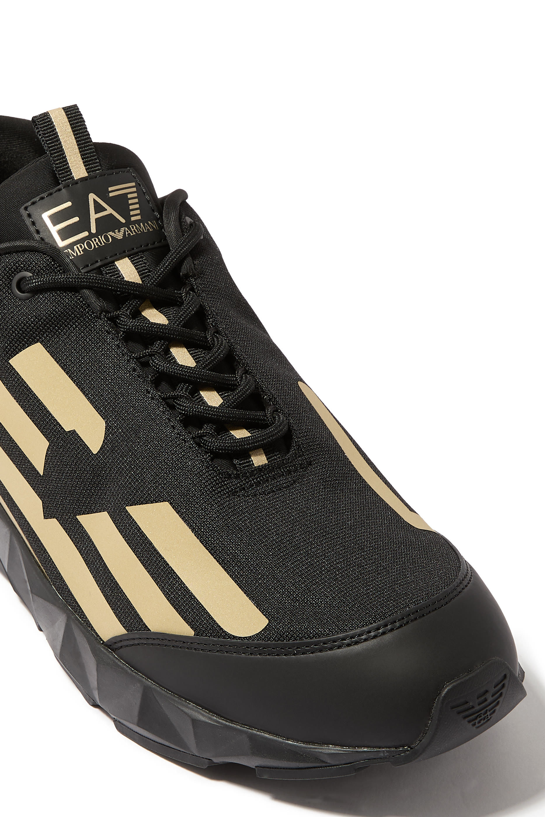 سنيكرز ألتيميت سي 2 كومبات بشعار الماركة