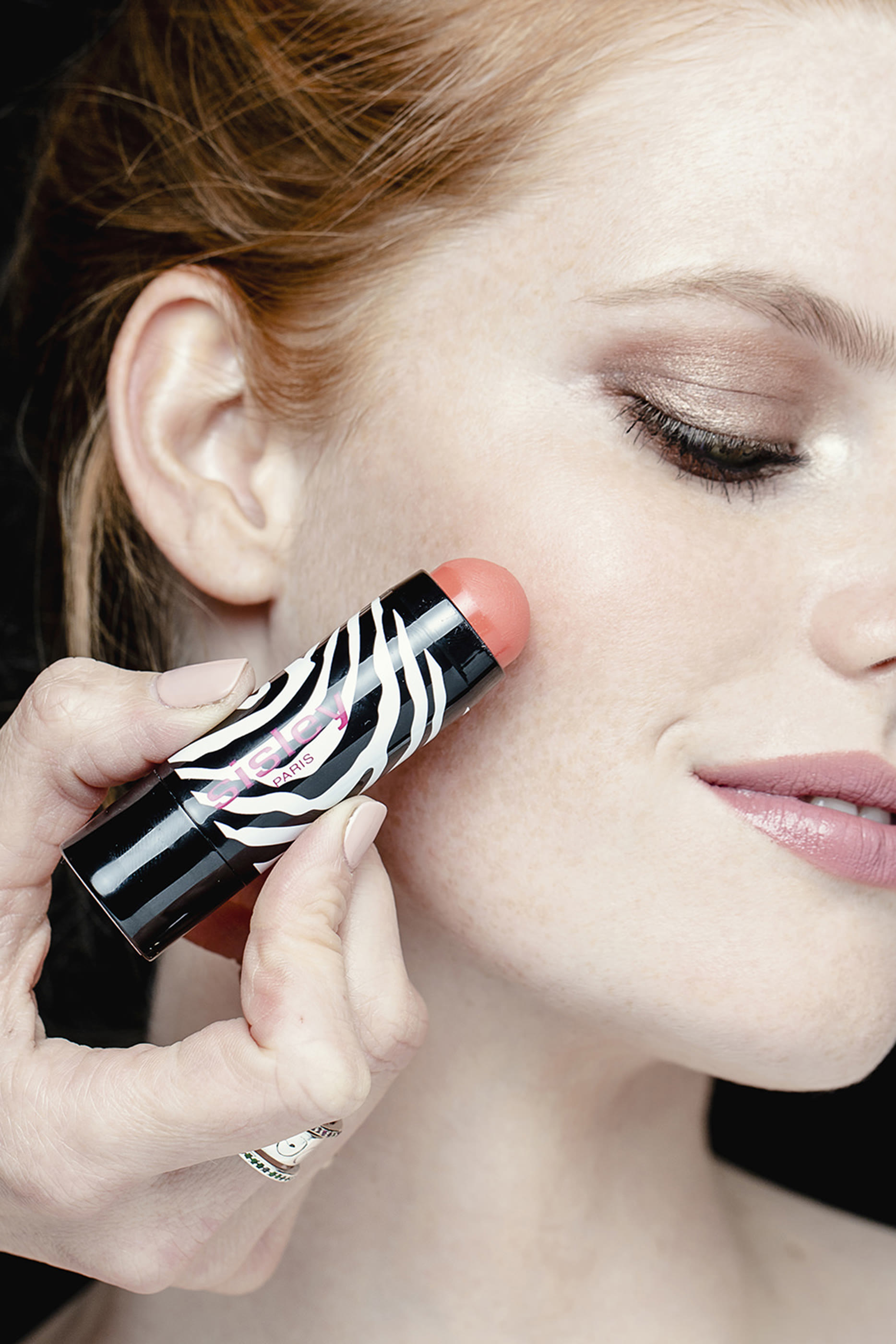 أحمر خدود فيتو بلش تويست