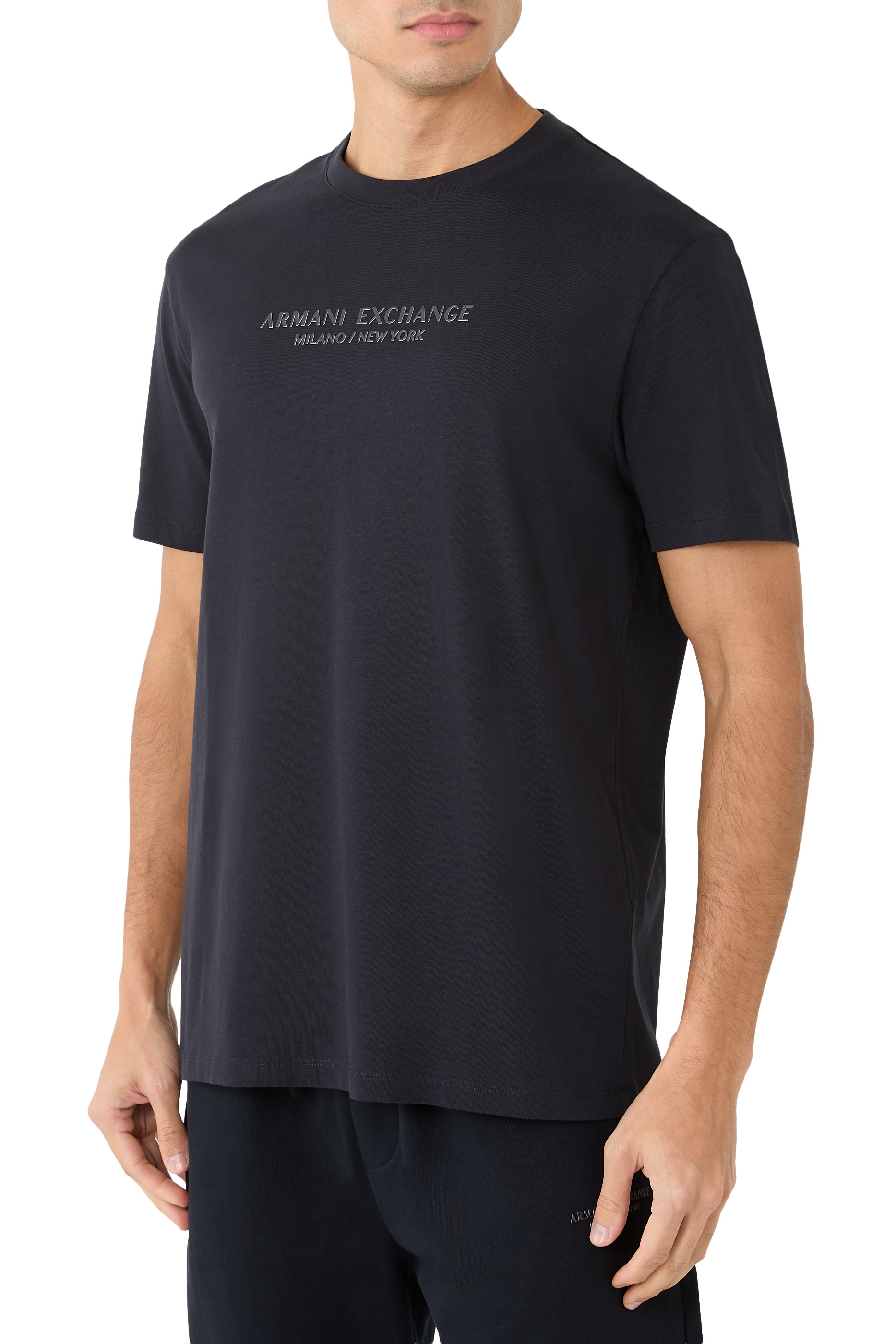 تيشيرت بشعار الماركة بقصة عادية