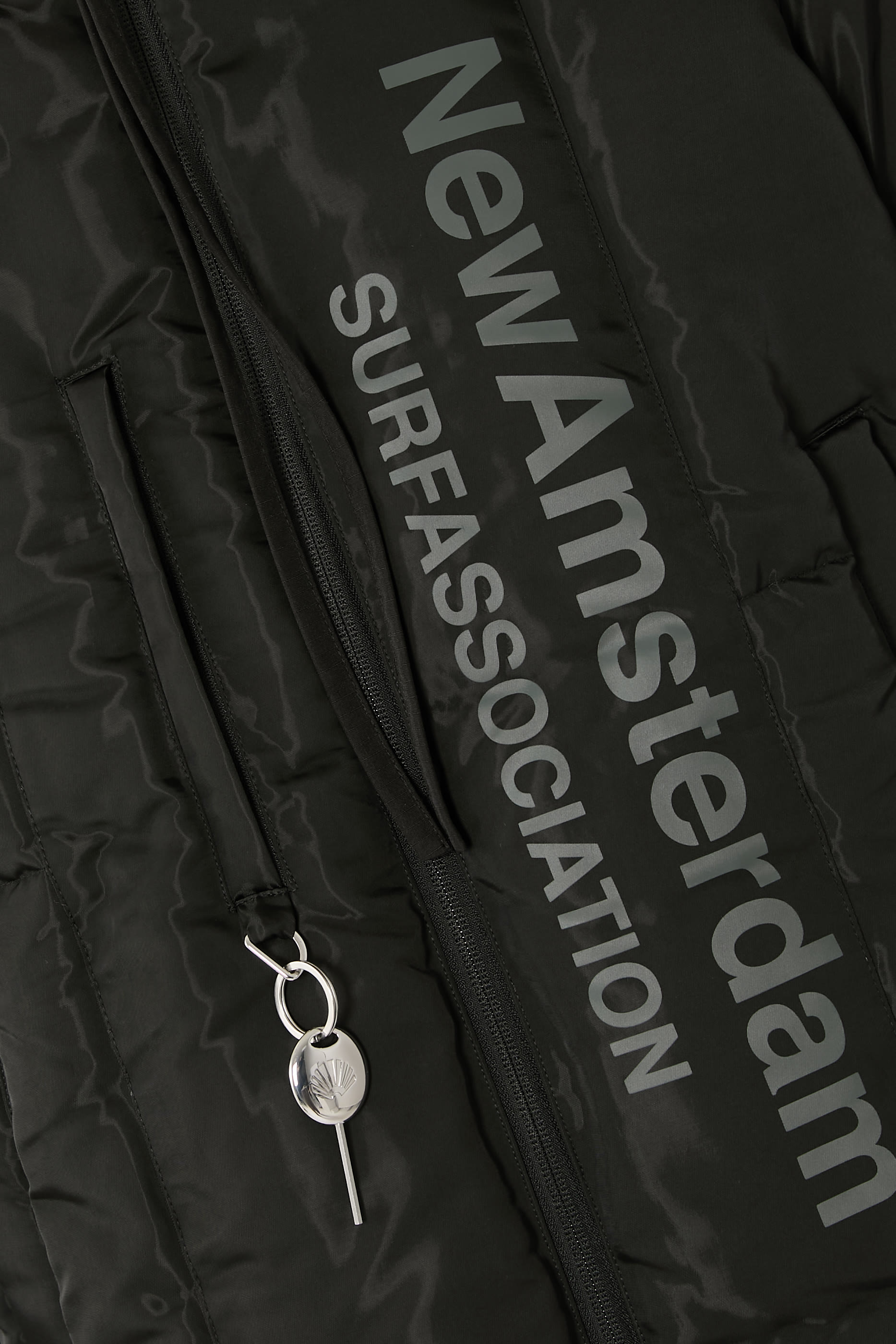 جاكيت بوجهين وتفاصيل عاكسة