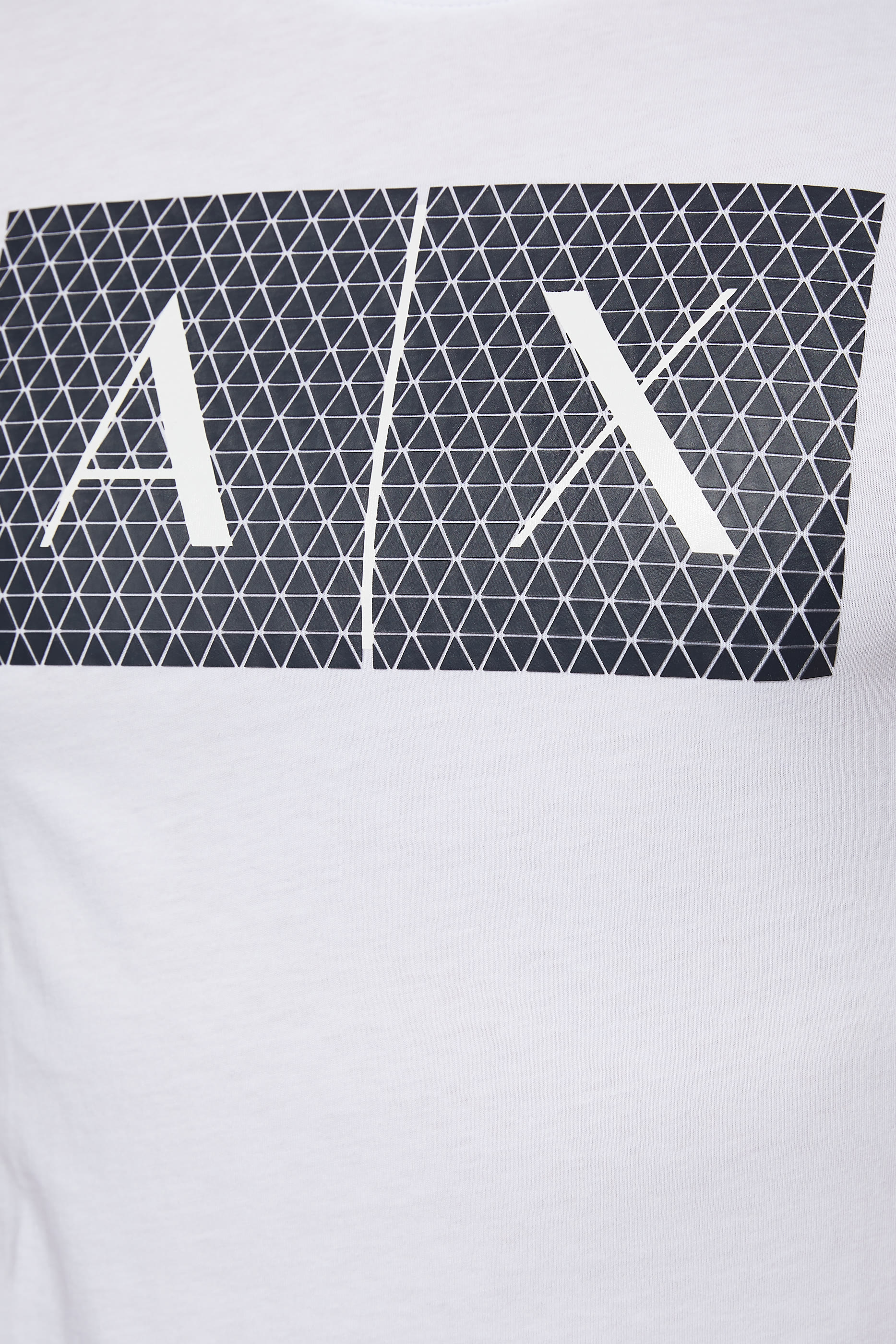 تيشيرت بطبعة شعار الماركة بنقشة مثلثات