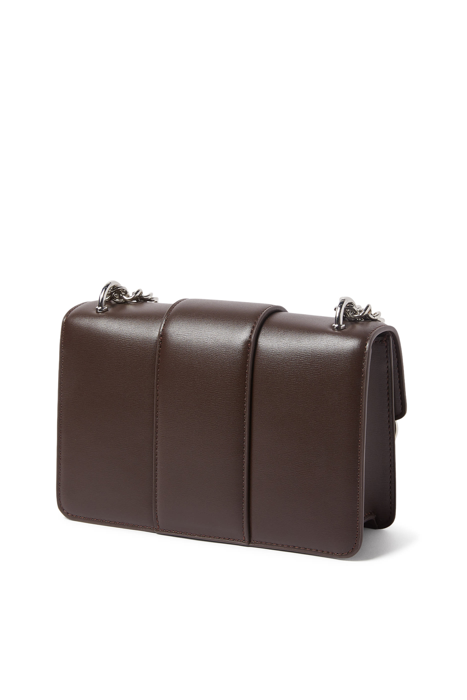 حقيبة كتف بحلية معدنية بشعار الماركة